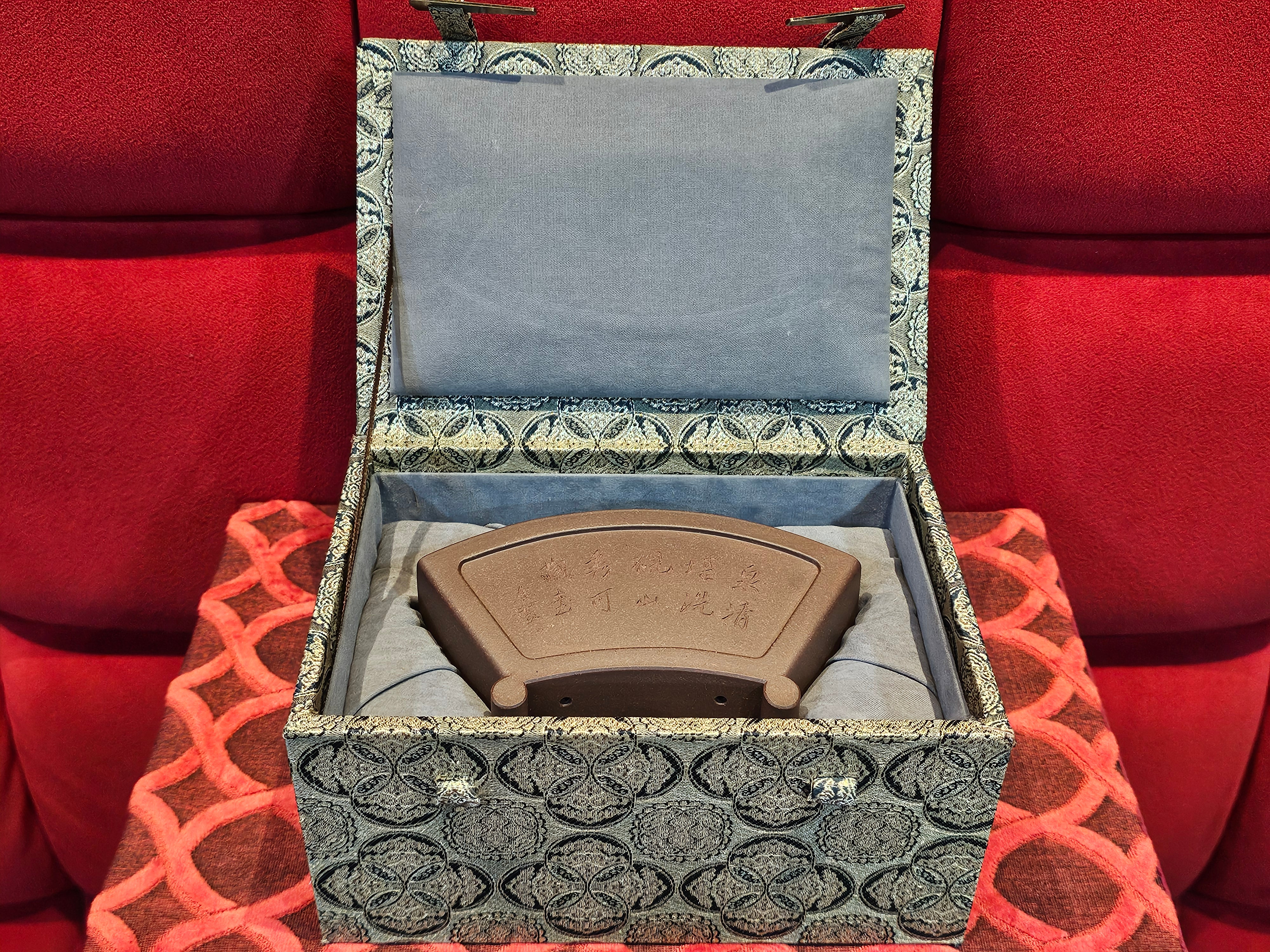 《清贡扇形盆》"Qing Gong Shan Xing Pen ~ Qing Style Fan-Shape Open Configuration", Di Cao Qing Zi Ni, by L2A Senior Consummate Artist Yuan Hui 高级振兴技艺师兼高级工艺美术师～袁辉。