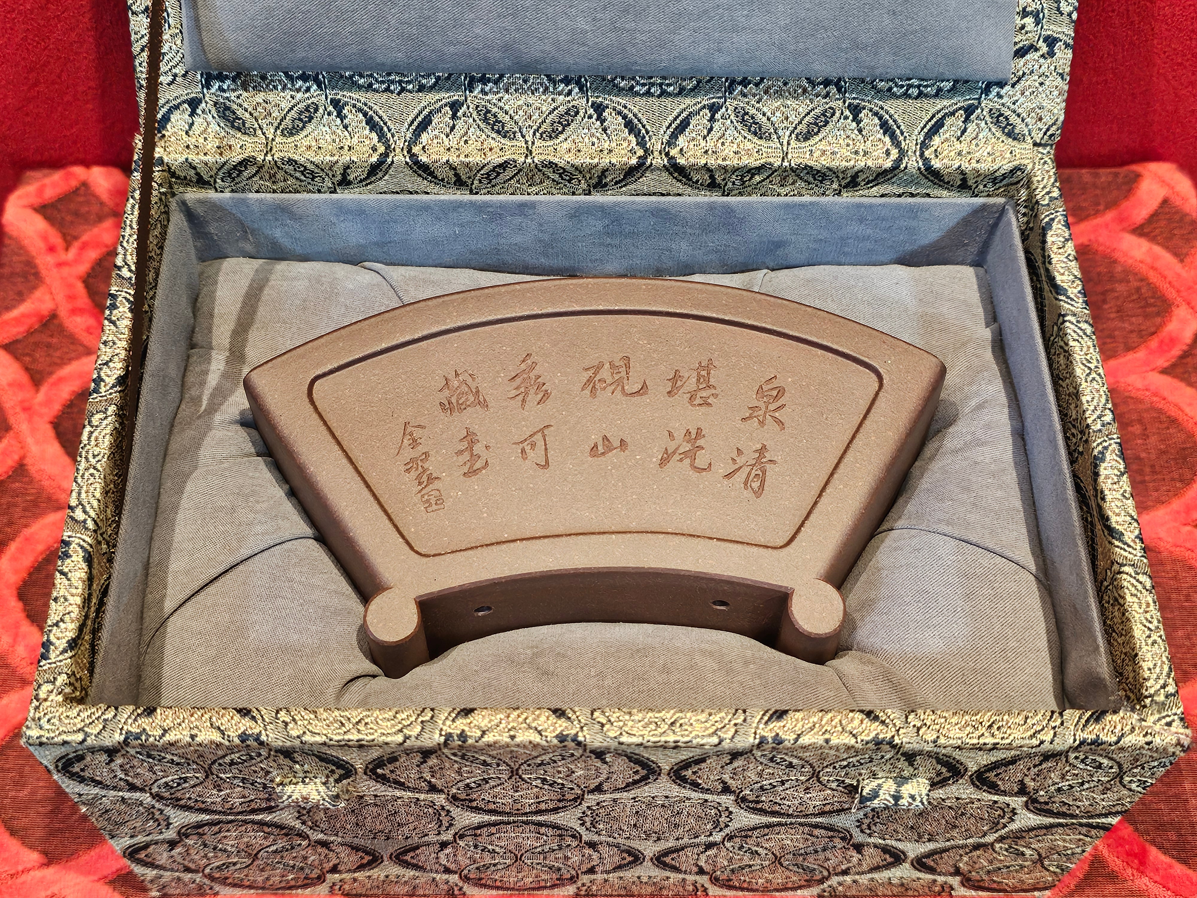 《清贡扇形盆》"Qing Gong Shan Xing Pen ~ Qing Style Fan-Shape Open Configuration", Di Cao Qing Zi Ni, by L2A Senior Consummate Artist Yuan Hui 高级振兴技艺师兼高级工艺美术师～袁辉。