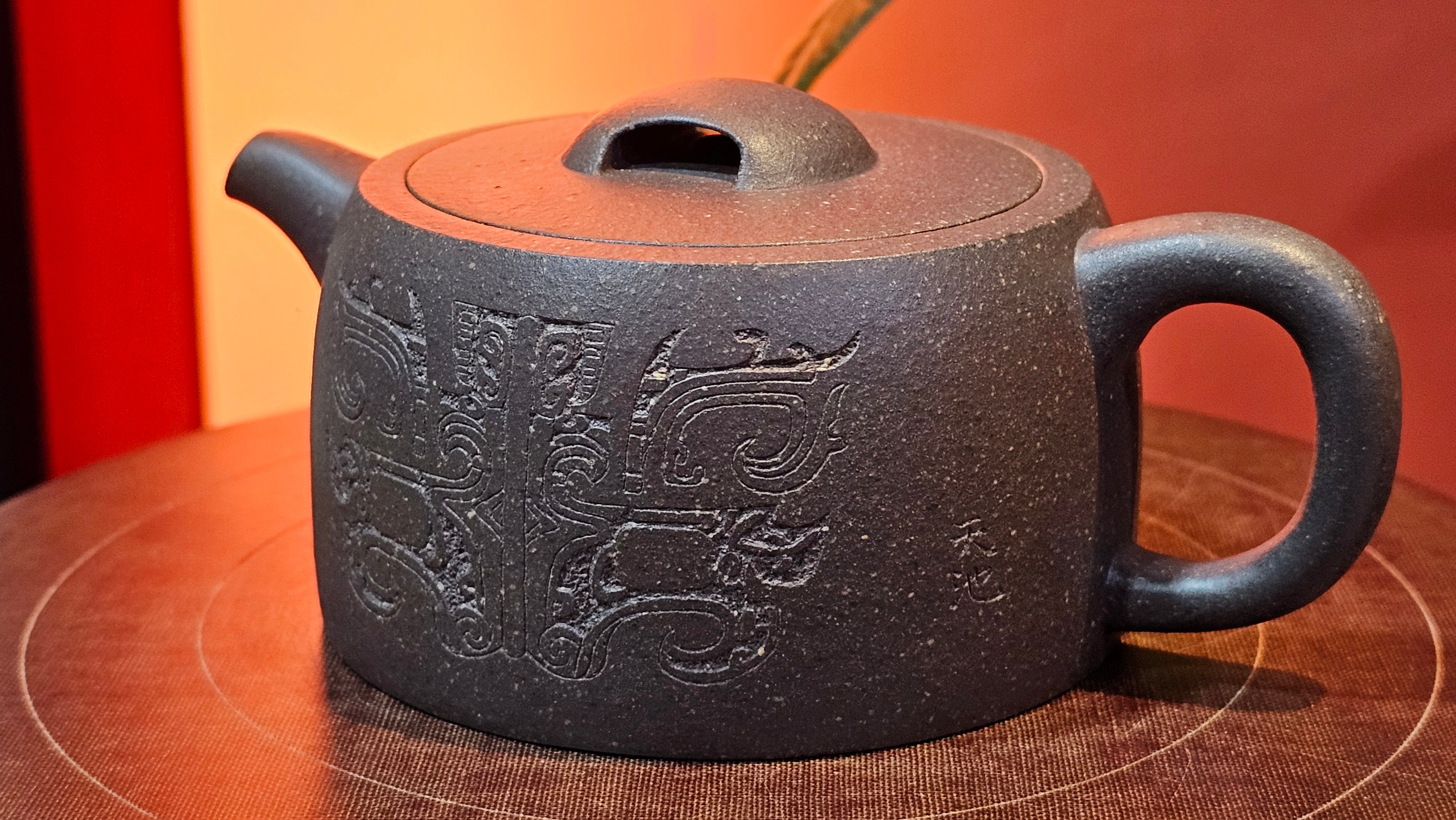 Niu Gai Jing Lan《牛盖井栏》, 162.3ml, Hei Zi Ni 黑紫泥, with Chinese Bronze Age Patterns~Engraving Art 青铜器纹样~刻绘, by our Craftsman Zhang Huan 张欢 ~ Congratulations to Mr F.S.! 2313hrs 22nd Oct 2025, Grenoble! France🇫🇷!