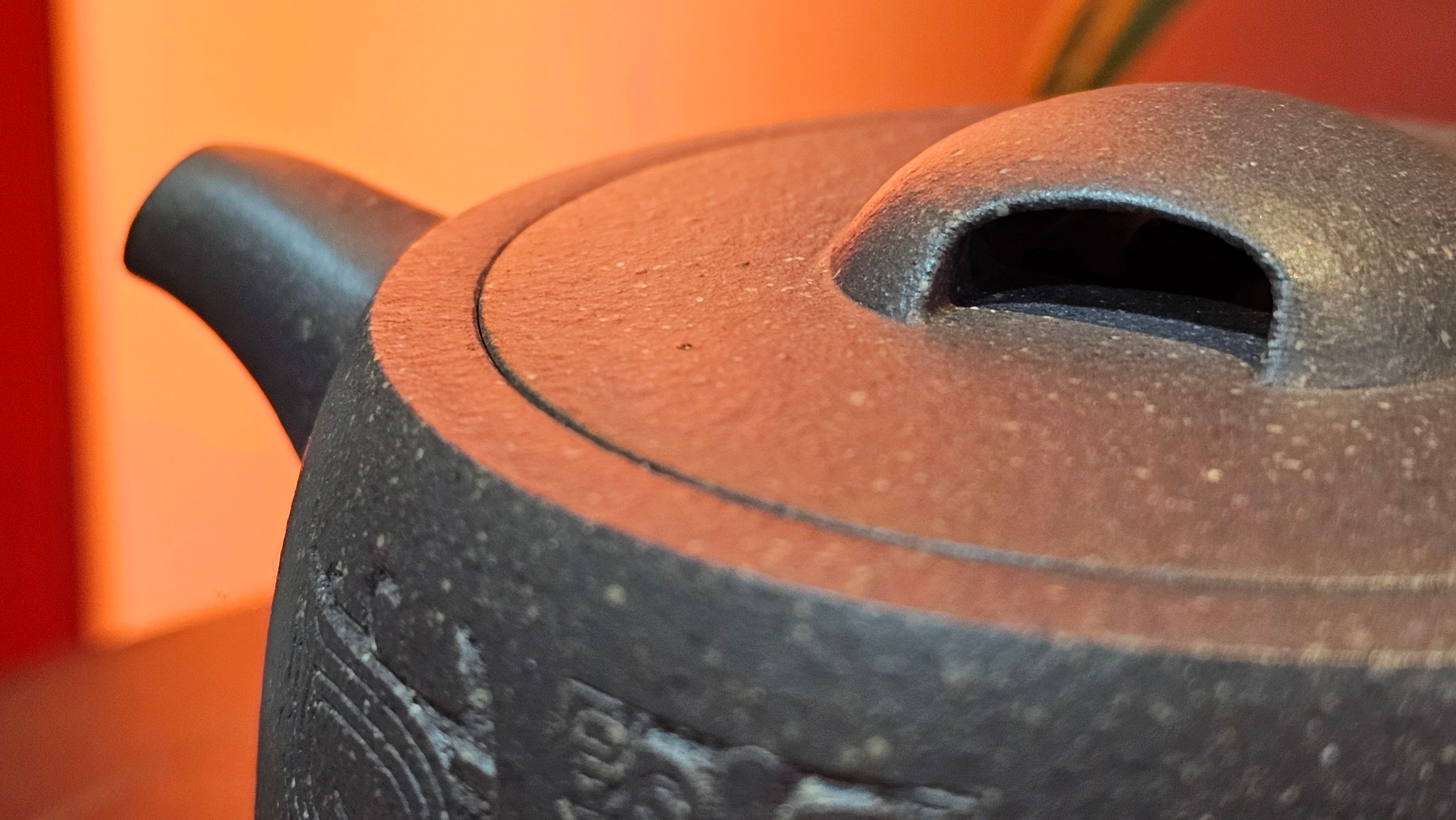 Niu Gai Jing Lan《牛盖井栏》, 162.3ml, Hei Zi Ni 黑紫泥, with Chinese Bronze Age Patterns~Engraving Art 青铜器纹样~刻绘, by our Craftsman Zhang Huan 张欢 ~ Congratulations to Mr F.S.! 2313hrs 22nd Oct 2025, Grenoble! France🇫🇷!