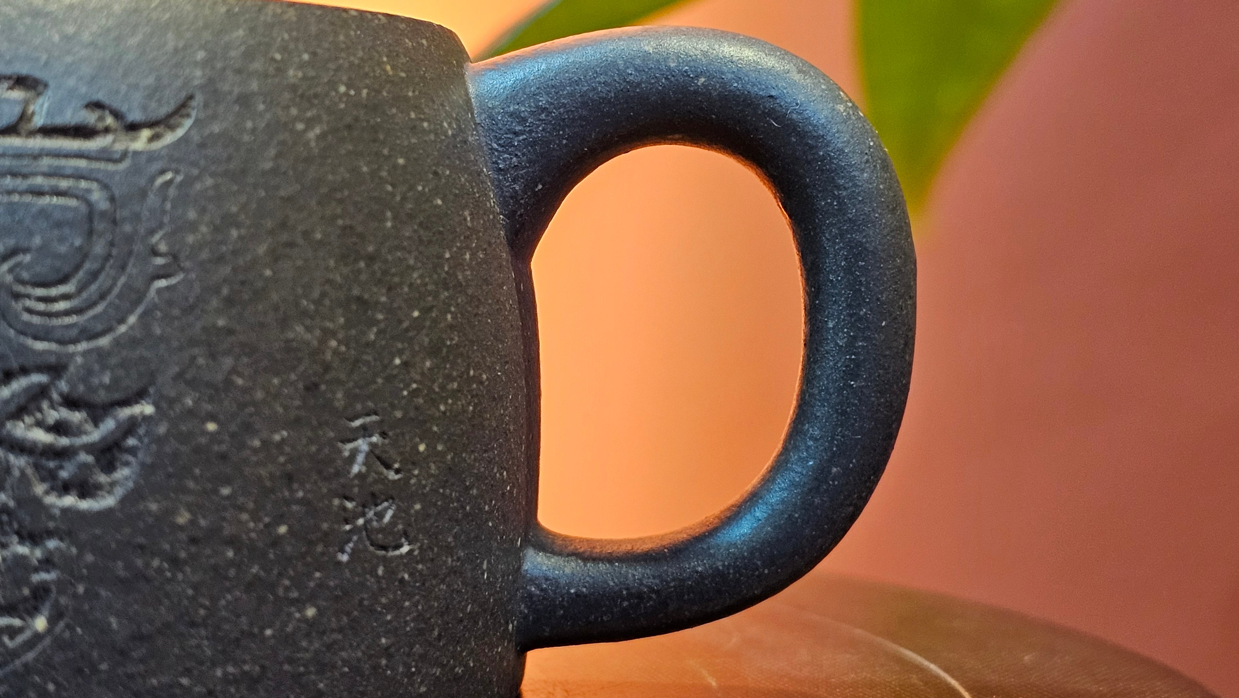 Niu Gai Jing Lan《牛盖井栏》, 162.3ml, Hei Zi Ni 黑紫泥, with Chinese Bronze Age Patterns~Engraving Art 青铜器纹样~刻绘, by our Craftsman Zhang Huan 张欢 ~ Congratulations to Mr F.S.! 2313hrs 22nd Oct 2025, Grenoble! France🇫🇷!