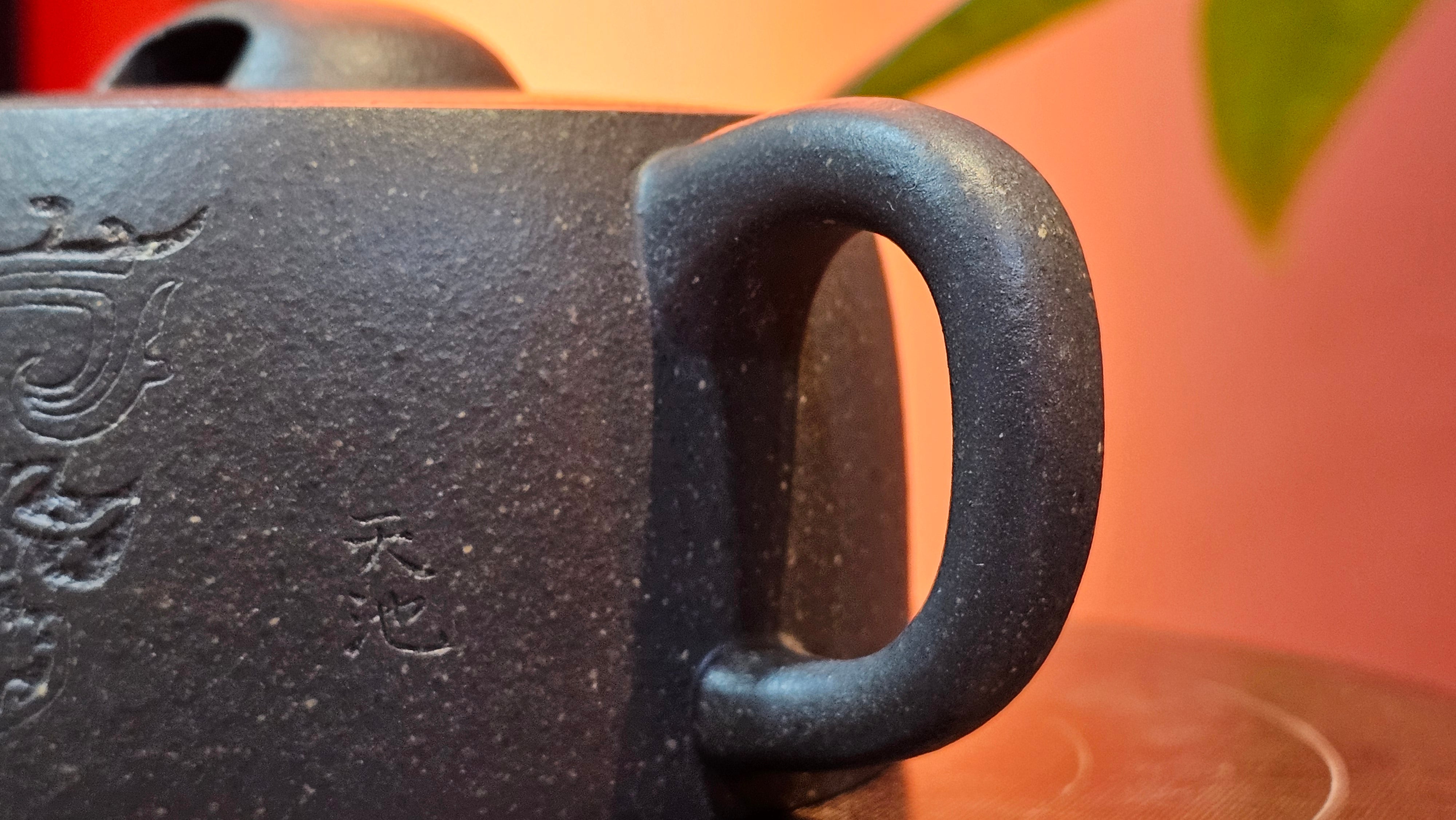 Niu Gai Jing Lan《牛盖井栏》, 162.3ml, Hei Zi Ni 黑紫泥, with Chinese Bronze Age Patterns~Engraving Art 青铜器纹样~刻绘, by our Craftsman Zhang Huan 张欢 ~ Congratulations to Mr F.S.! 2313hrs 22nd Oct 2025, Grenoble! France🇫🇷!