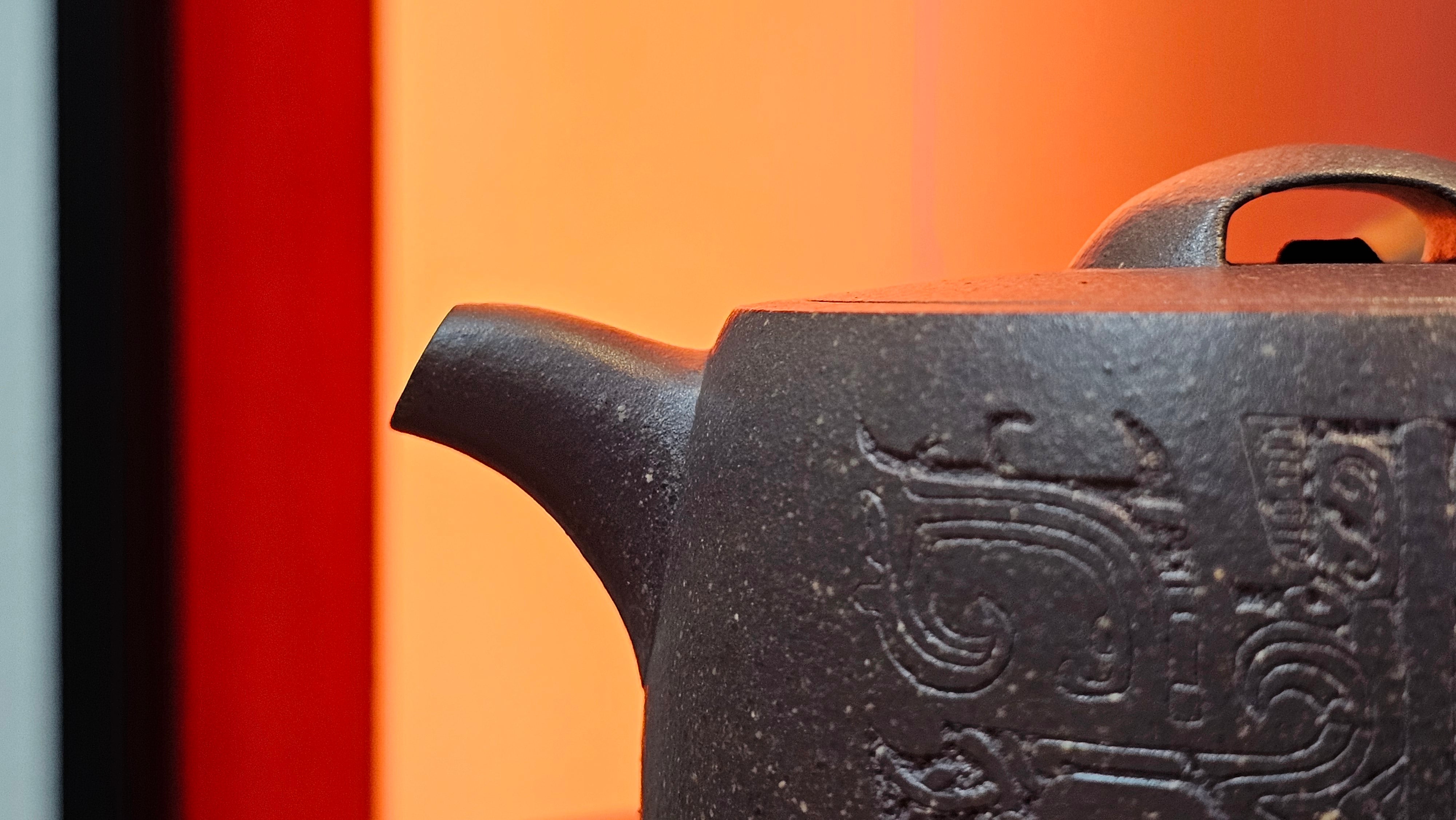 Niu Gai Jing Lan《牛盖井栏》, 162.3ml, Hei Zi Ni 黑紫泥, with Chinese Bronze Age Patterns~Engraving Art 青铜器纹样~刻绘, by our Craftsman Zhang Huan 张欢 ~ Congratulations to Mr F.S.! 2313hrs 22nd Oct 2025, Grenoble! France🇫🇷!