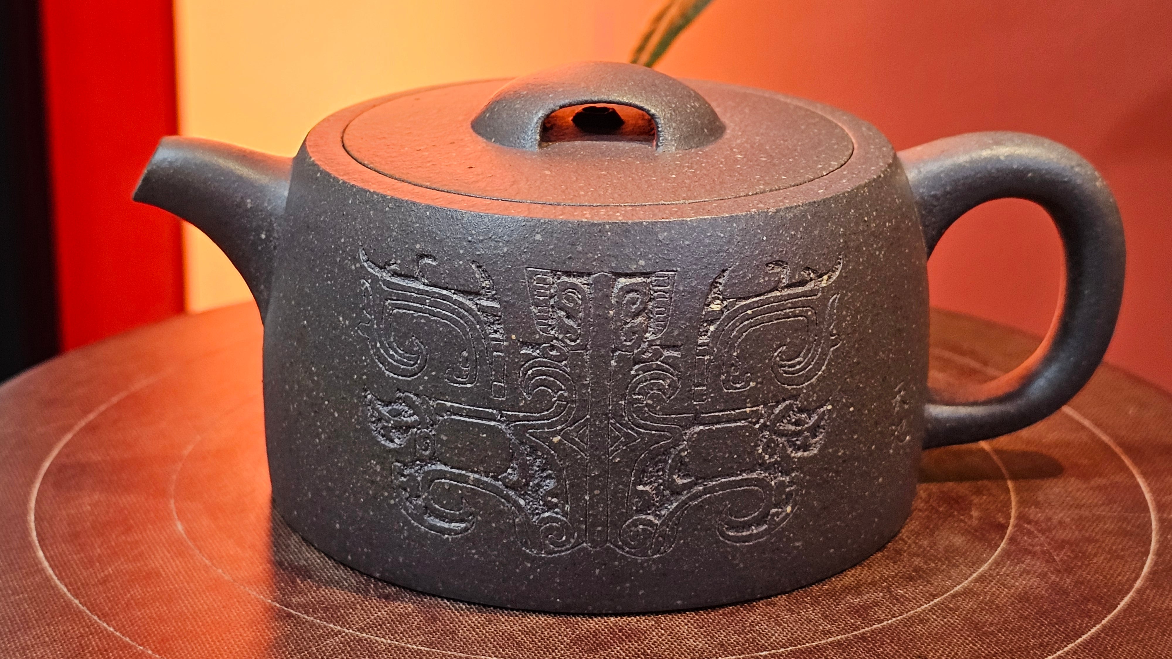 Niu Gai Jing Lan《牛盖井栏》, 162.3ml, Hei Zi Ni 黑紫泥, with Chinese Bronze Age Patterns~Engraving Art 青铜器纹样~刻绘, by our Craftsman Zhang Huan 张欢 ~ Congratulations to Mr F.S.! 2313hrs 22nd Oct 2025, Grenoble! France🇫🇷!