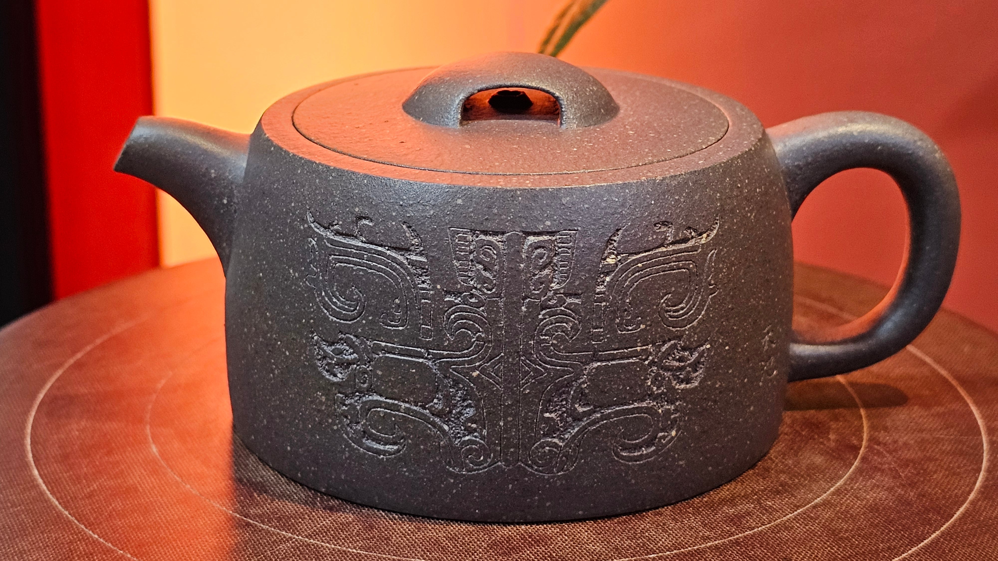 Niu Gai Jing Lan《牛盖井栏》, 162.3ml, Hei Zi Ni 黑紫泥, with Chinese Bronze Age Patterns~Engraving Art 青铜器纹样~刻绘, by our Craftsman Zhang Huan 张欢 ~ Congratulations to Mr F.S.! 2313hrs 22nd Oct 2025, Grenoble! France🇫🇷!