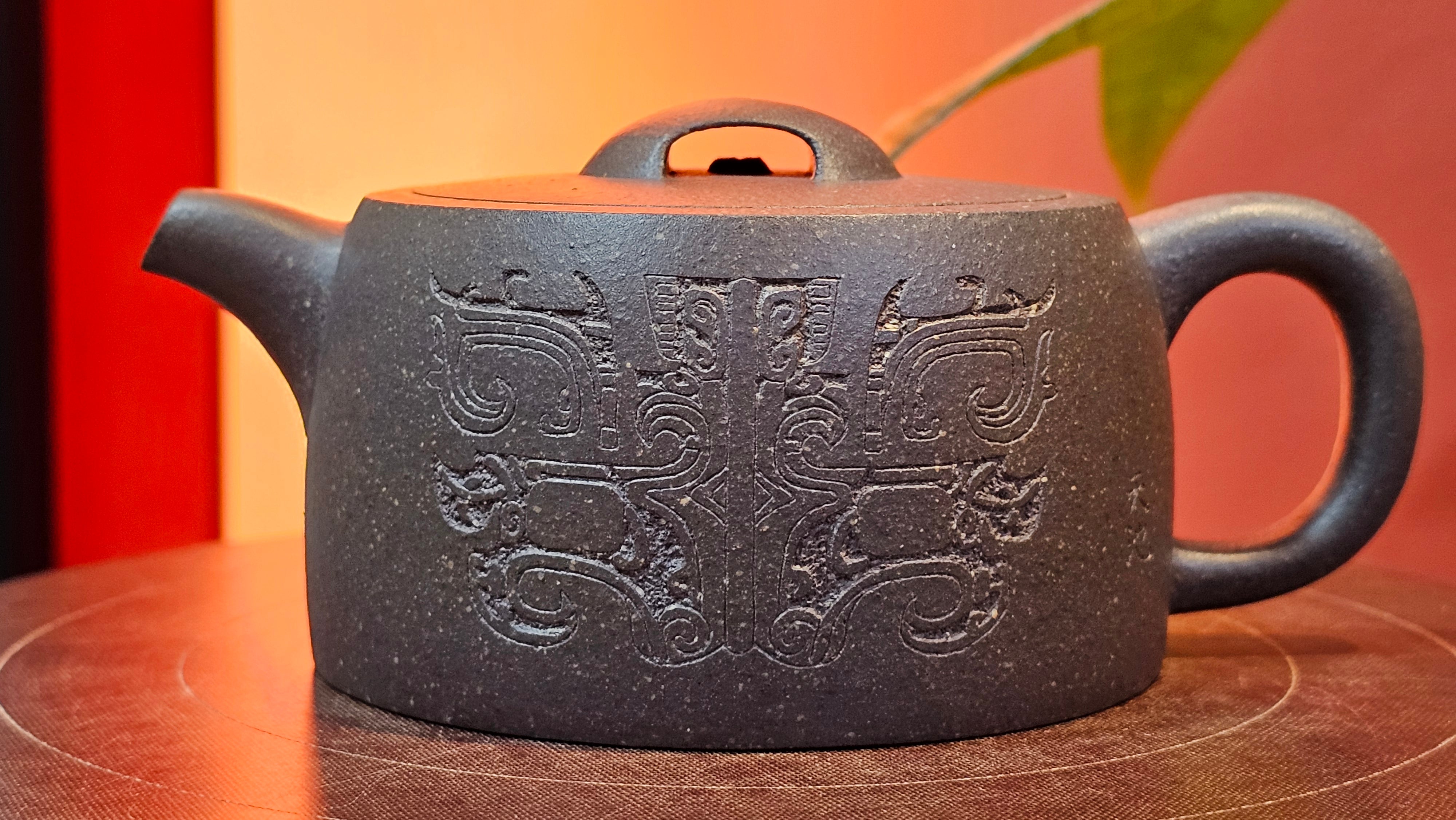 Niu Gai Jing Lan《牛盖井栏》, 162.3ml, Hei Zi Ni 黑紫泥, with Chinese Bronze Age Patterns~Engraving Art 青铜器纹样~刻绘, by our Craftsman Zhang Huan 张欢 ~ Congratulations to Mr F.S.! 2313hrs 22nd Oct 2025, Grenoble! France🇫🇷!