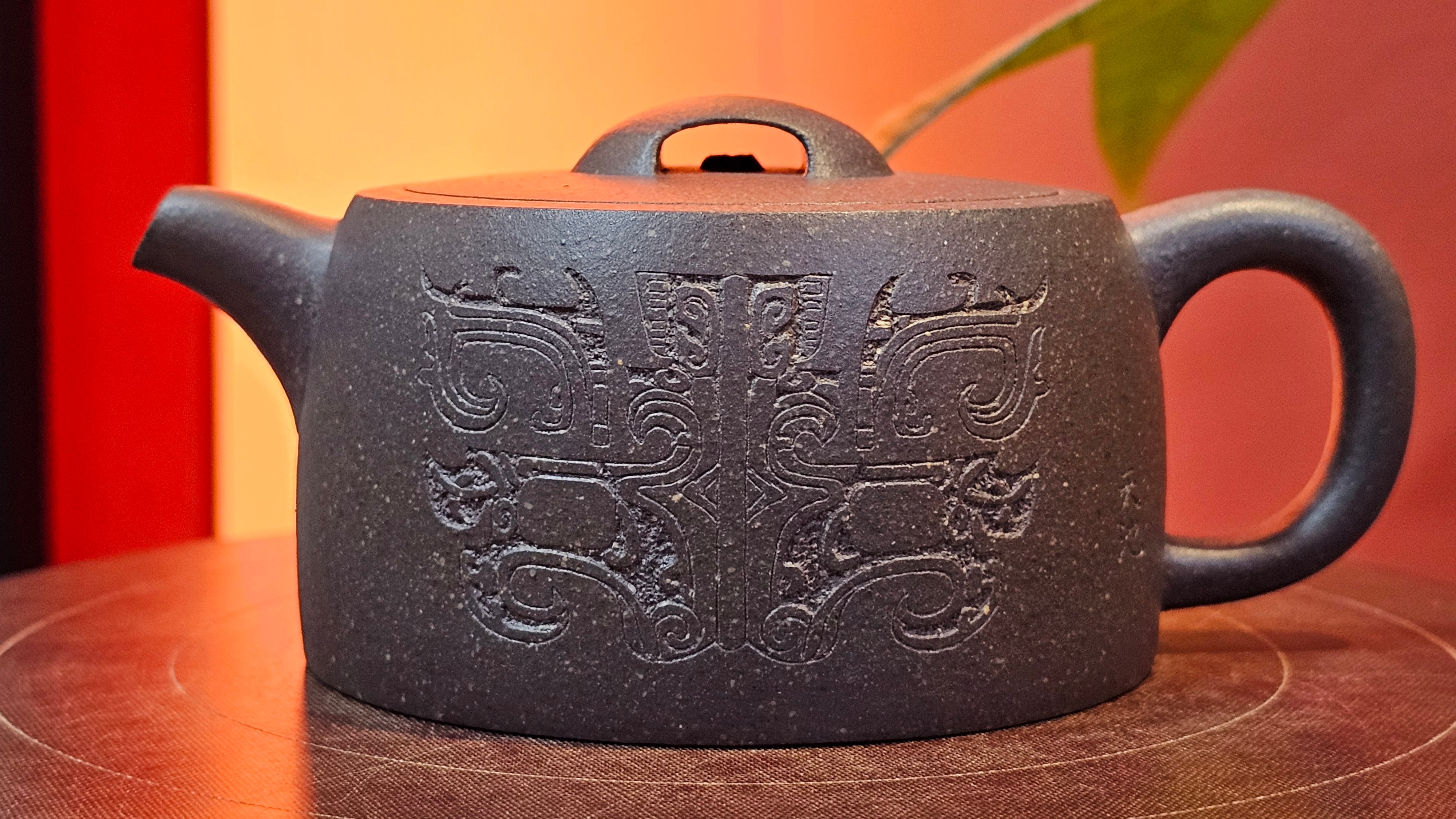 Niu Gai Jing Lan《牛盖井栏》, 162.3ml, Hei Zi Ni 黑紫泥, with Chinese Bronze Age Patterns~Engraving Art 青铜器纹样~刻绘, by our Craftsman Zhang Huan 张欢 ~ Congratulations to Mr F.S.! 2313hrs 22nd Oct 2025, Grenoble! France🇫🇷!