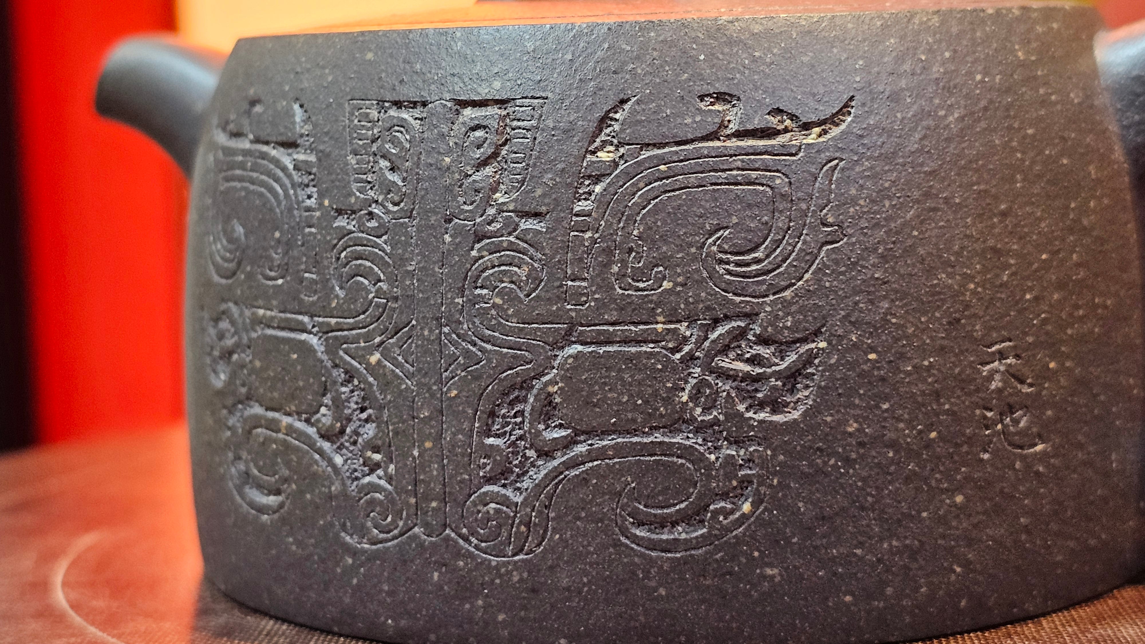 Niu Gai Jing Lan《牛盖井栏》, 162.3ml, Hei Zi Ni 黑紫泥, with Chinese Bronze Age Patterns~Engraving Art 青铜器纹样~刻绘, by our Craftsman Zhang Huan 张欢 ~ Congratulations to Mr F.S.! 2313hrs 22nd Oct 2025, Grenoble! France🇫🇷!