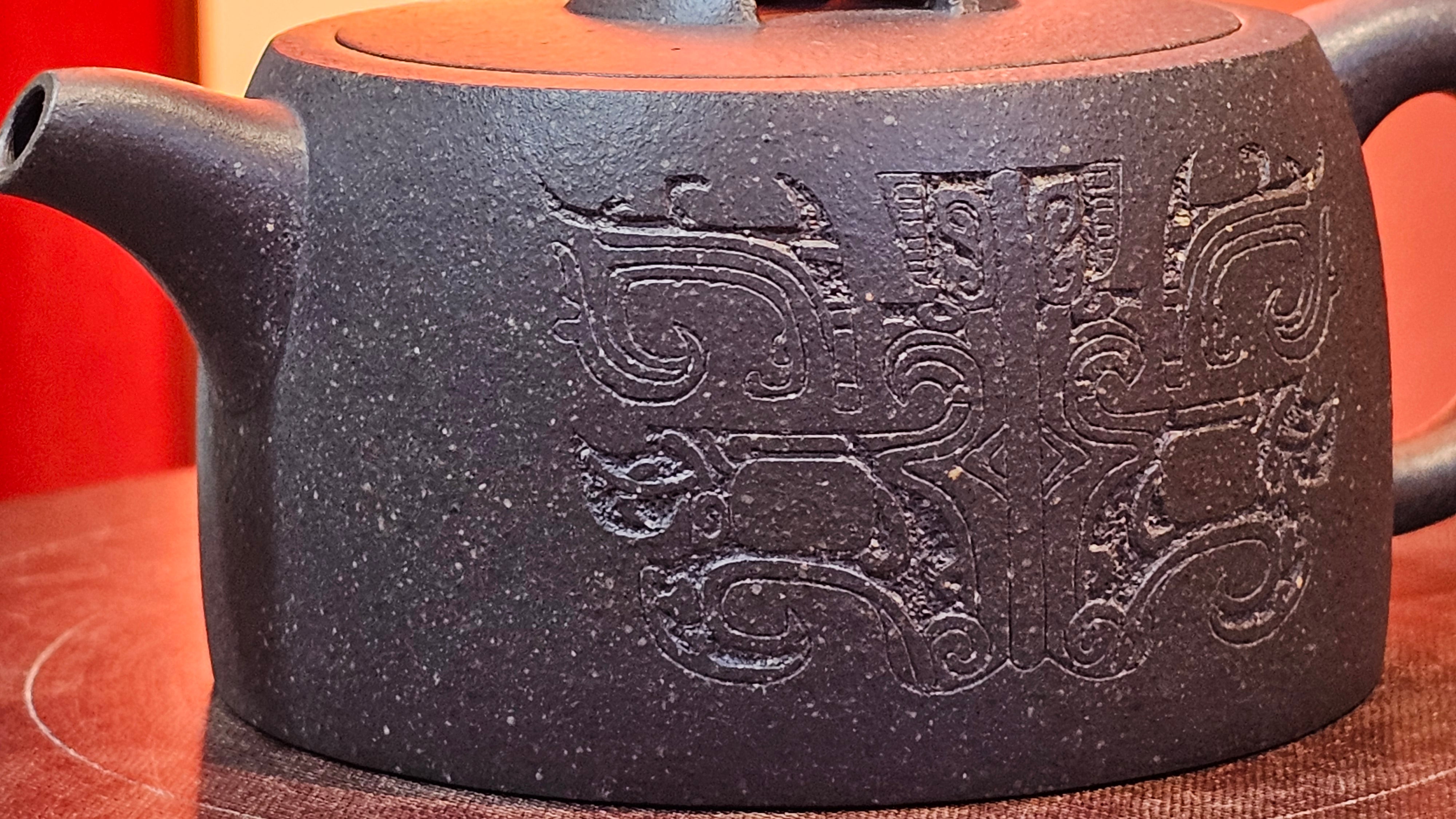 Niu Gai Jing Lan《牛盖井栏》, 162.3ml, Hei Zi Ni 黑紫泥, with Chinese Bronze Age Patterns~Engraving Art 青铜器纹样~刻绘, by our Craftsman Zhang Huan 张欢 ~ Congratulations to Mr F.S.! 2313hrs 22nd Oct 2025, Grenoble! France🇫🇷!