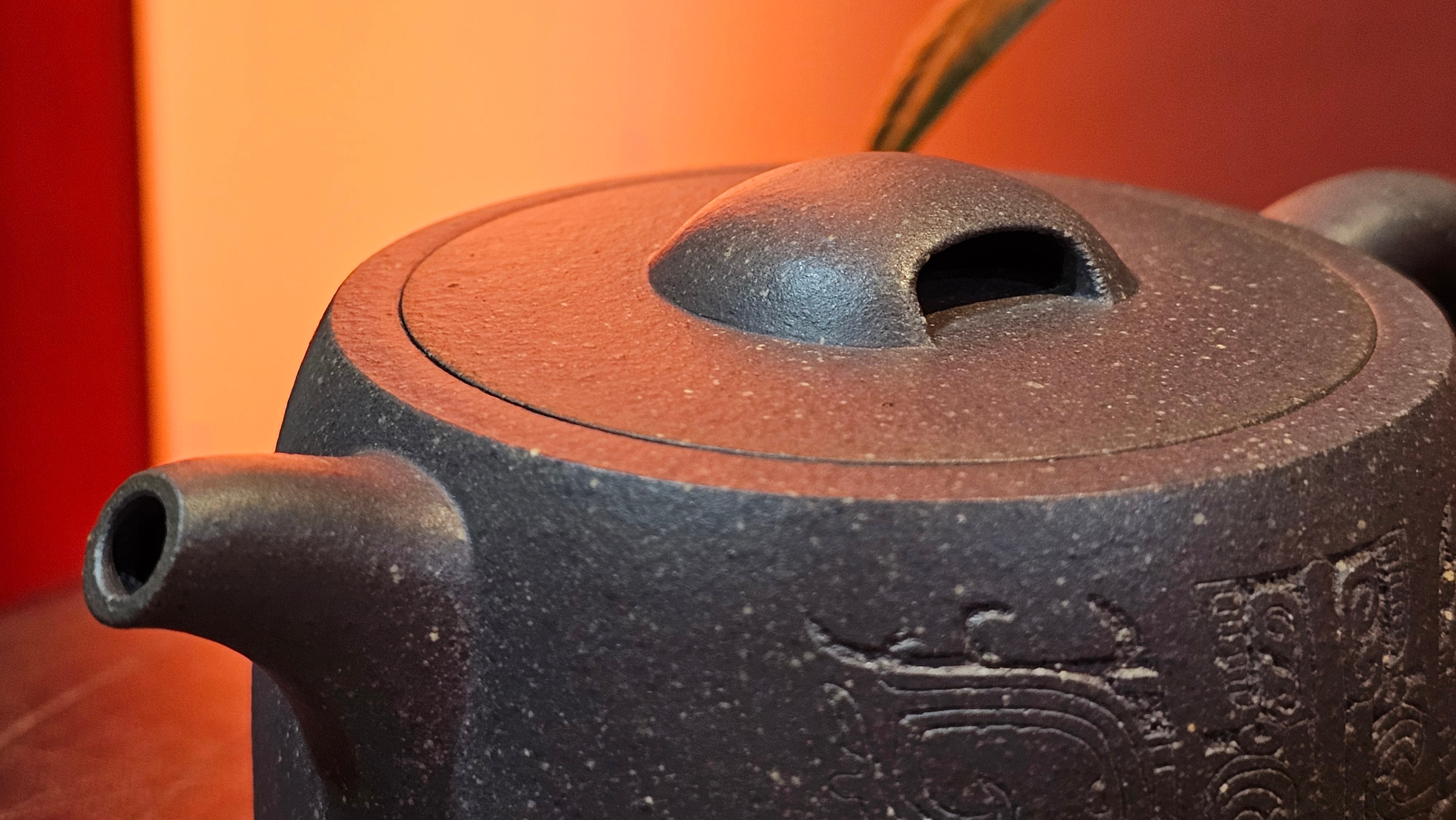 Niu Gai Jing Lan《牛盖井栏》, 162.3ml, Hei Zi Ni 黑紫泥, with Chinese Bronze Age Patterns~Engraving Art 青铜器纹样~刻绘, by our Craftsman Zhang Huan 张欢 ~ Congratulations to Mr F.S.! 2313hrs 22nd Oct 2025, Grenoble! France🇫🇷!