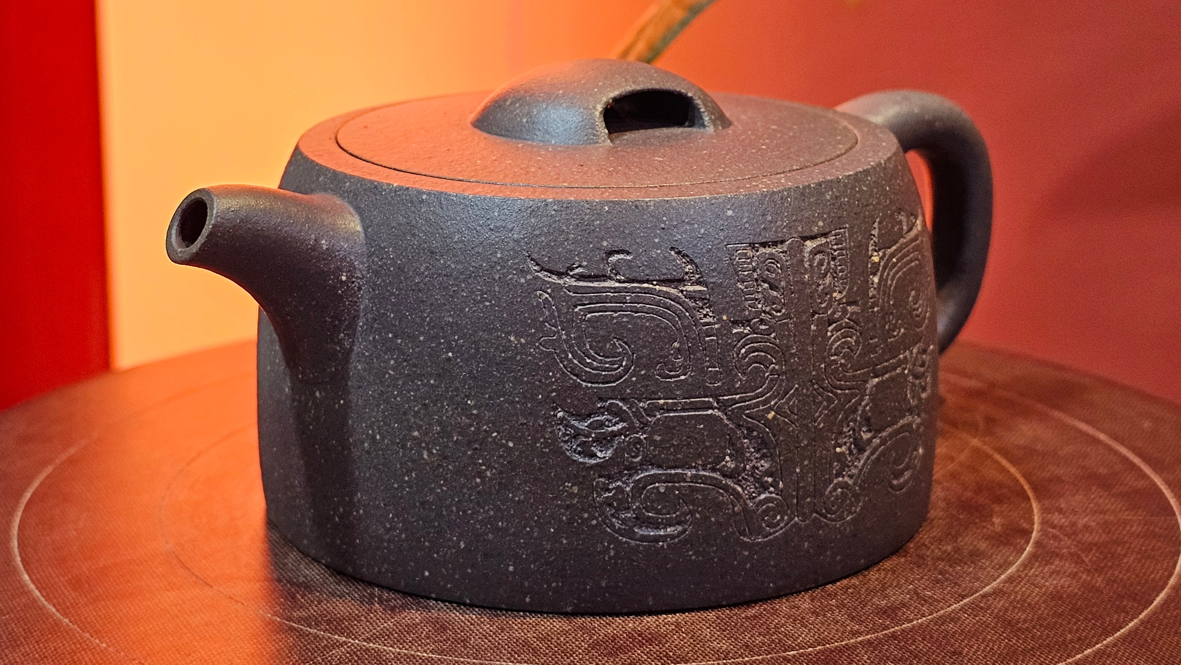 Niu Gai Jing Lan《牛盖井栏》, 162.3ml, Hei Zi Ni 黑紫泥, with Chinese Bronze Age Patterns~Engraving Art 青铜器纹样~刻绘, by our Craftsman Zhang Huan 张欢 ~ Congratulations to Mr F.S.! 2313hrs 22nd Oct 2025, Grenoble! France🇫🇷!