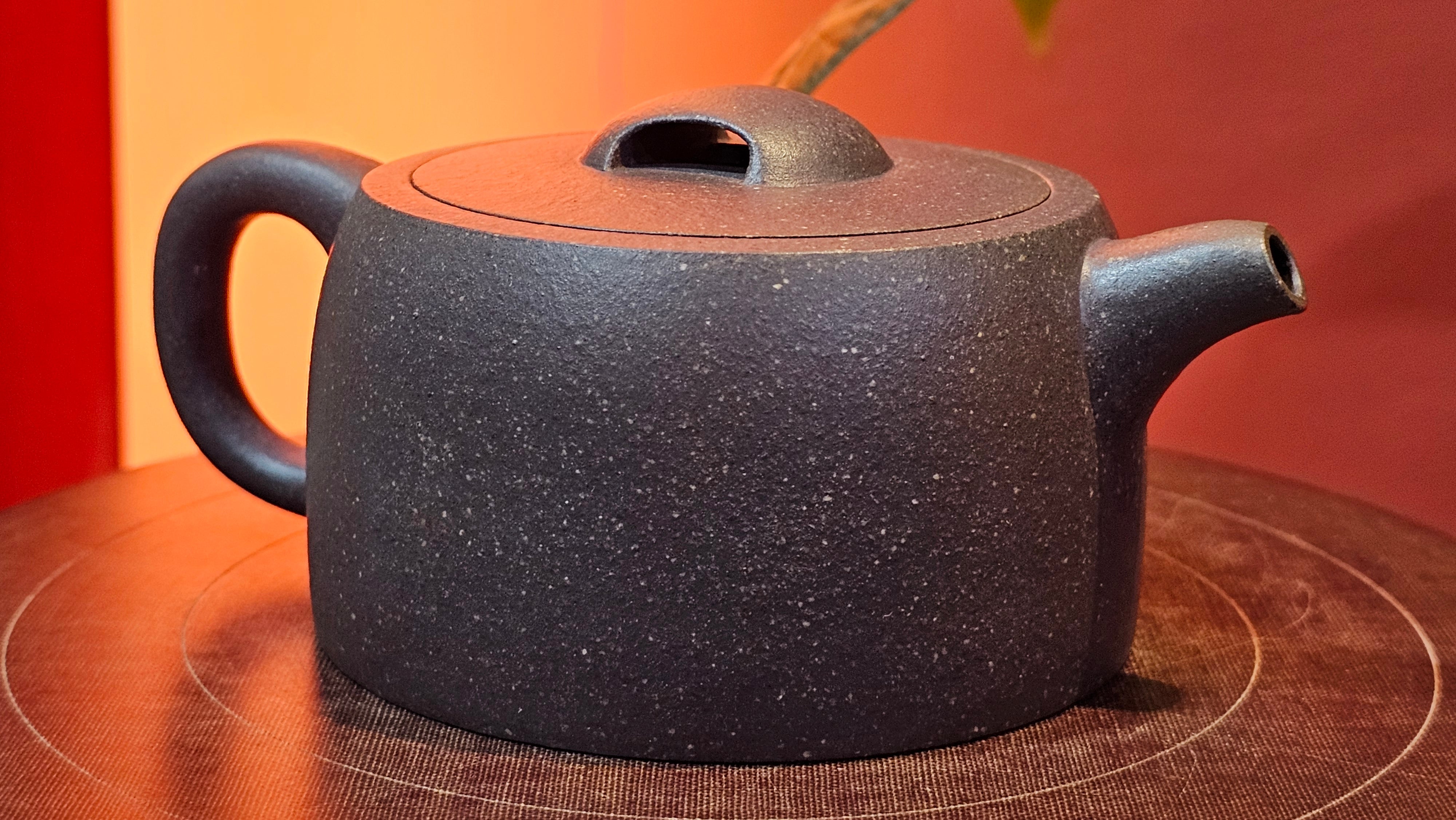 Niu Gai Jing Lan《牛盖井栏》, 162.3ml, Hei Zi Ni 黑紫泥, with Chinese Bronze Age Patterns~Engraving Art 青铜器纹样~刻绘, by our Craftsman Zhang Huan 张欢 ~ Congratulations to Mr F.S.! 2313hrs 22nd Oct 2025, Grenoble! France🇫🇷!