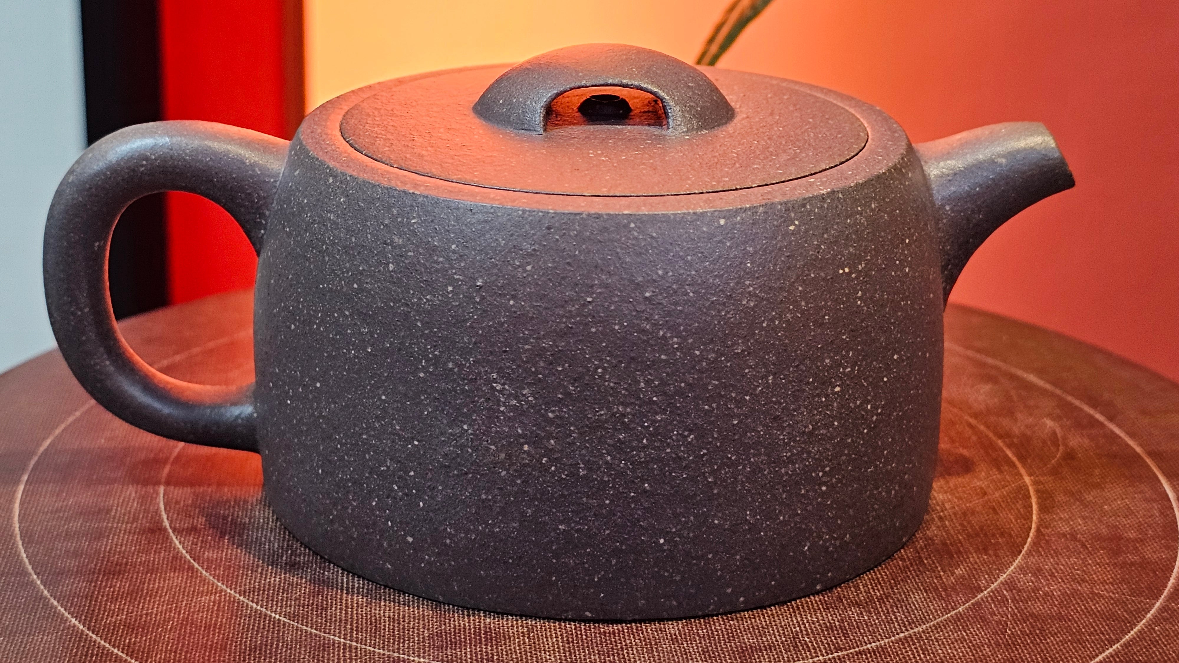 Niu Gai Jing Lan《牛盖井栏》, 162.3ml, Hei Zi Ni 黑紫泥, with Chinese Bronze Age Patterns~Engraving Art 青铜器纹样~刻绘, by our Craftsman Zhang Huan 张欢 ~ Congratulations to Mr F.S.! 2313hrs 22nd Oct 2025, Grenoble! France🇫🇷!