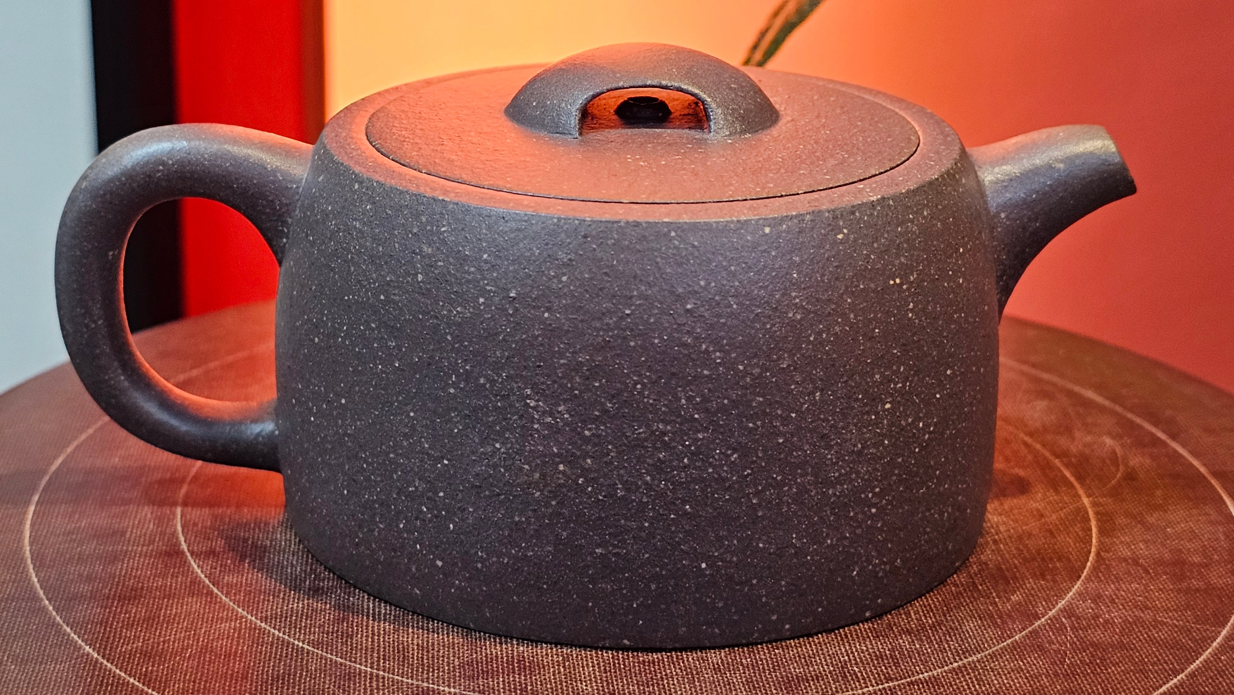 Niu Gai Jing Lan《牛盖井栏》, 162.3ml, Hei Zi Ni 黑紫泥, with Chinese Bronze Age Patterns~Engraving Art 青铜器纹样~刻绘, by our Craftsman Zhang Huan 张欢 ~ Congratulations to Mr F.S.! 2313hrs 22nd Oct 2025, Grenoble! France🇫🇷!