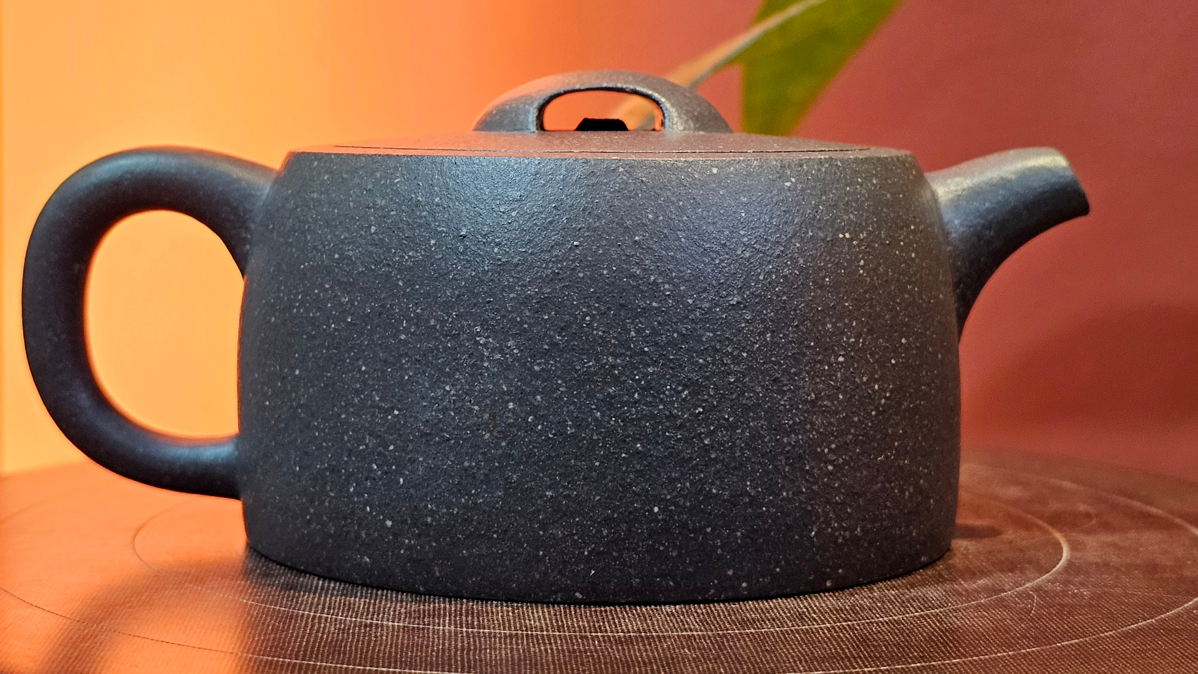 Niu Gai Jing Lan《牛盖井栏》, 162.3ml, Hei Zi Ni 黑紫泥, with Chinese Bronze Age Patterns~Engraving Art 青铜器纹样~刻绘, by our Craftsman Zhang Huan 张欢 ~ Congratulations to Mr F.S.! 2313hrs 22nd Oct 2025, Grenoble! France🇫🇷!