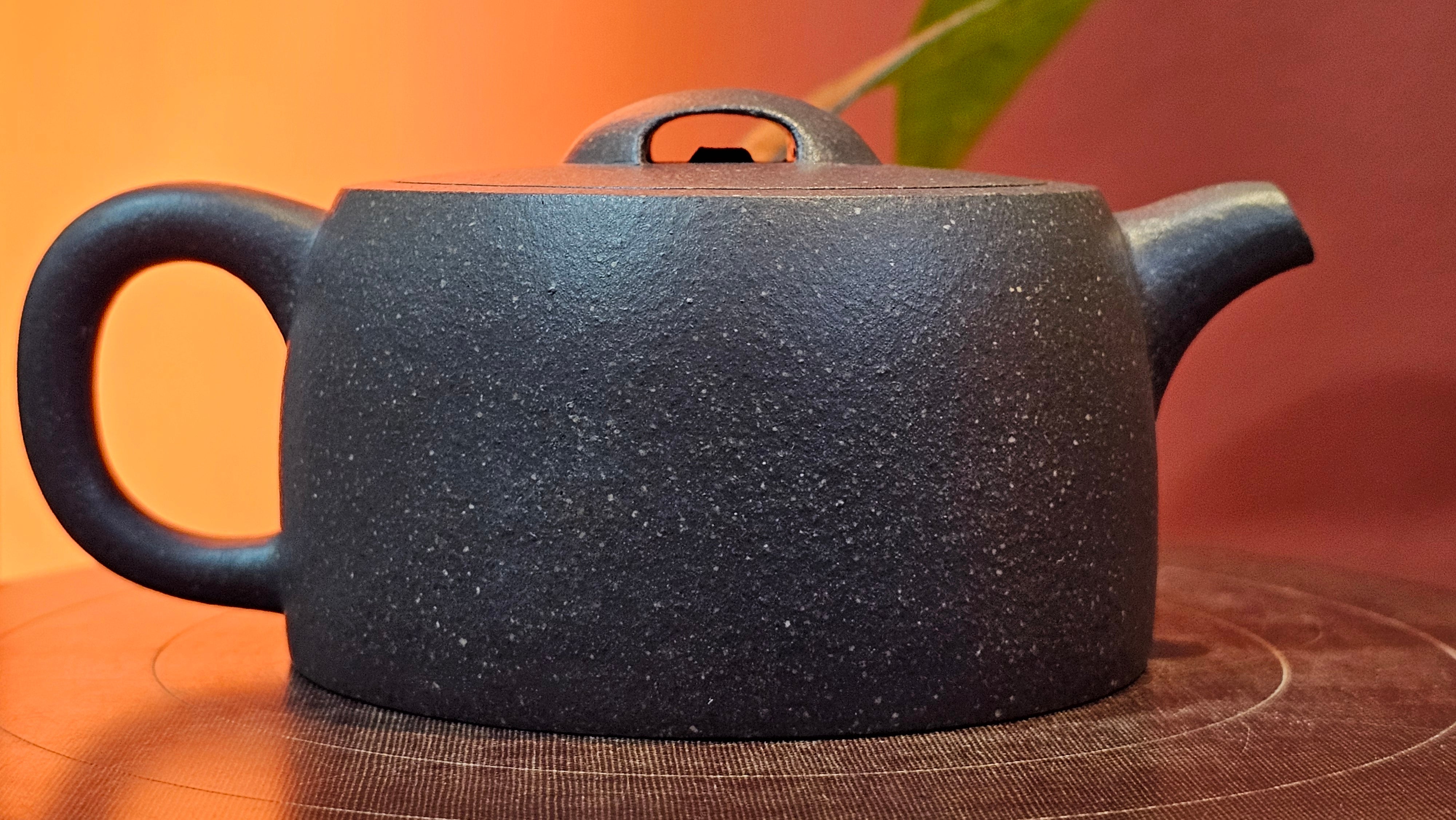 Niu Gai Jing Lan《牛盖井栏》, 162.3ml, Hei Zi Ni 黑紫泥, with Chinese Bronze Age Patterns~Engraving Art 青铜器纹样~刻绘, by our Craftsman Zhang Huan 张欢 ~ Congratulations to Mr F.S.! 2313hrs 22nd Oct 2025, Grenoble! France🇫🇷!