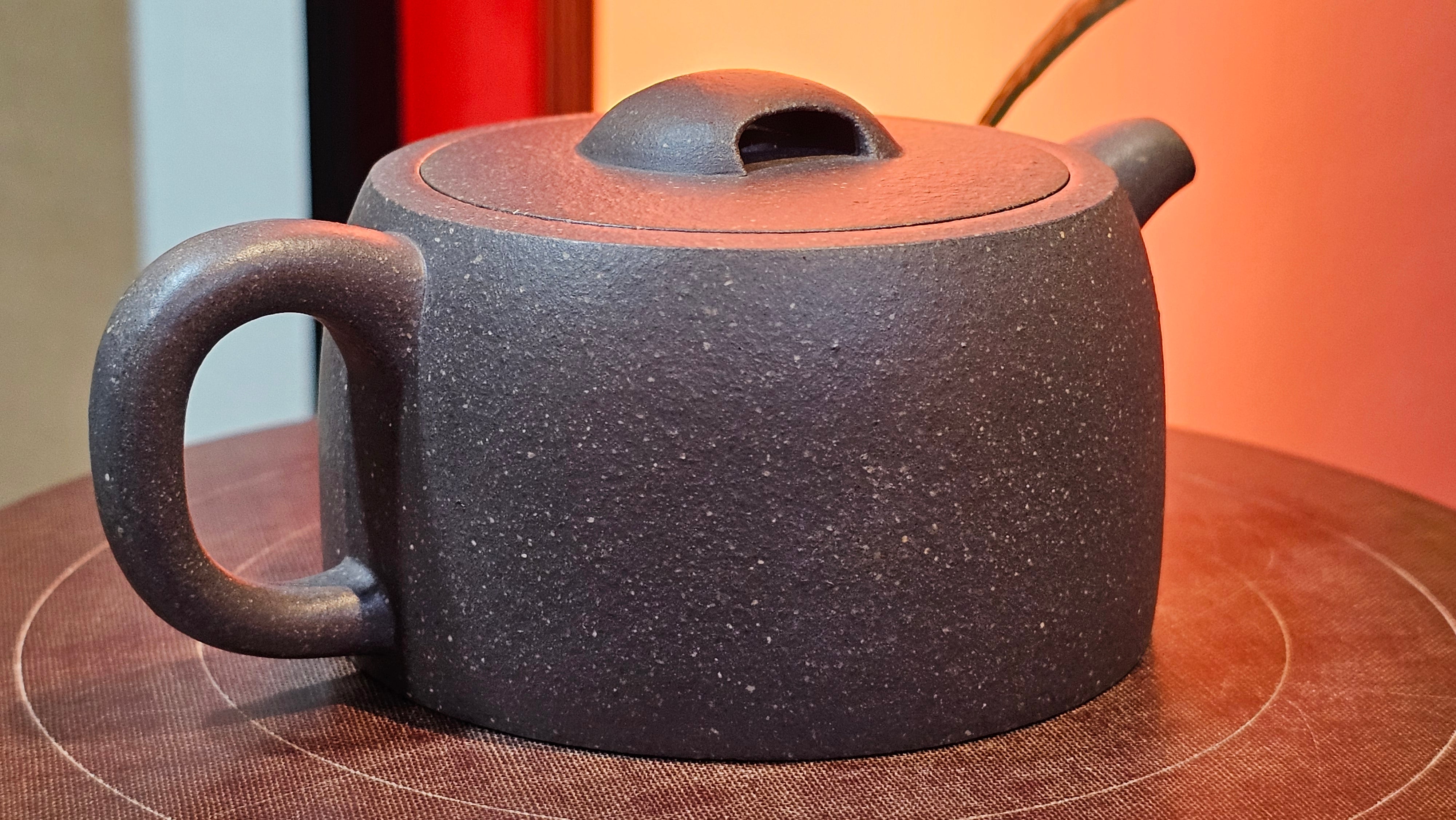 Niu Gai Jing Lan《牛盖井栏》, 162.3ml, Hei Zi Ni 黑紫泥, with Chinese Bronze Age Patterns~Engraving Art 青铜器纹样~刻绘, by our Craftsman Zhang Huan 张欢 ~ Congratulations to Mr F.S.! 2313hrs 22nd Oct 2025, Grenoble! France🇫🇷!