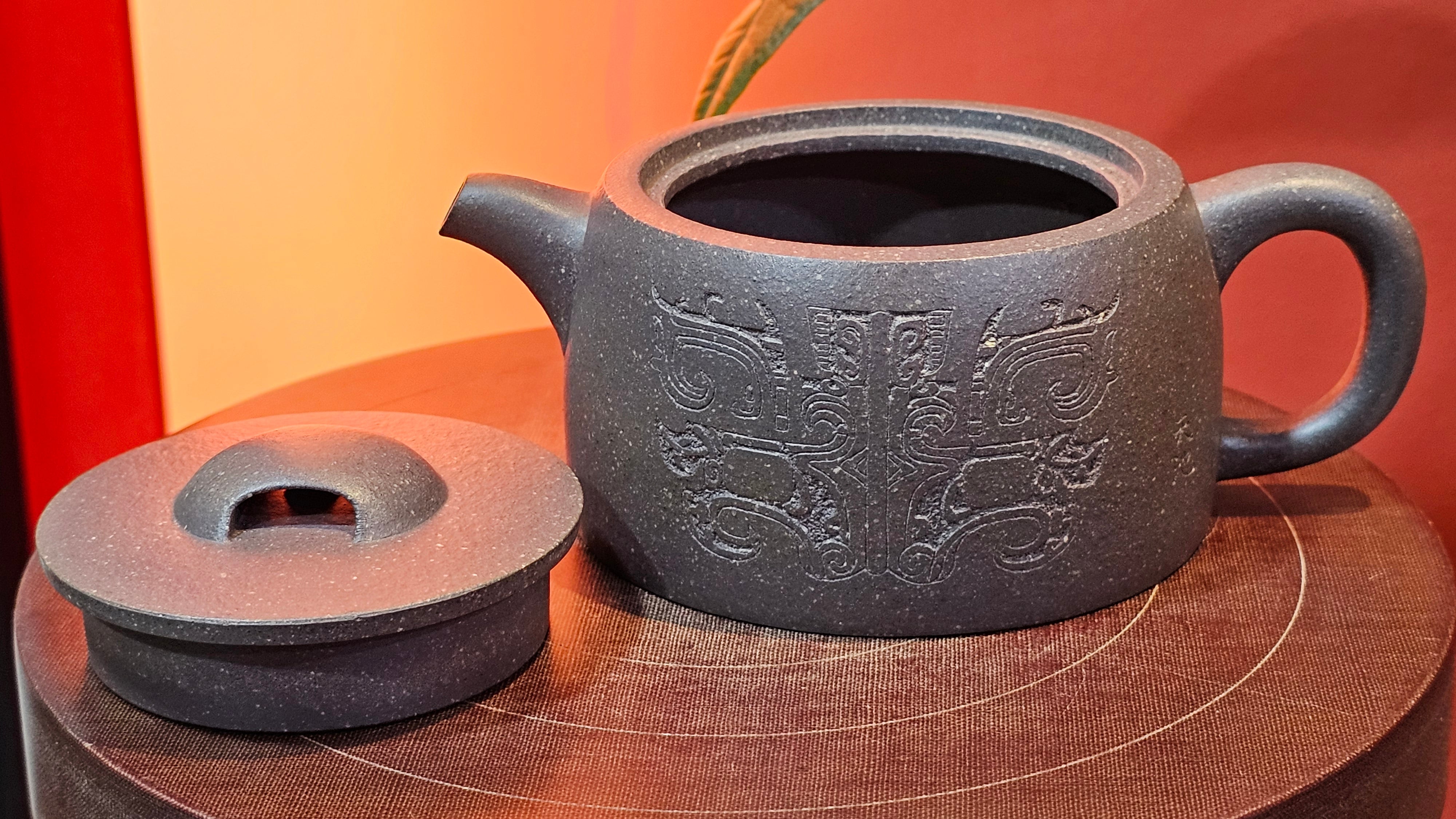 Niu Gai Jing Lan《牛盖井栏》, 162.3ml, Hei Zi Ni 黑紫泥, with Chinese Bronze Age Patterns~Engraving Art 青铜器纹样~刻绘, by our Craftsman Zhang Huan 张欢 ~ Congratulations to Mr F.S.! 2313hrs 22nd Oct 2025, Grenoble! France🇫🇷!