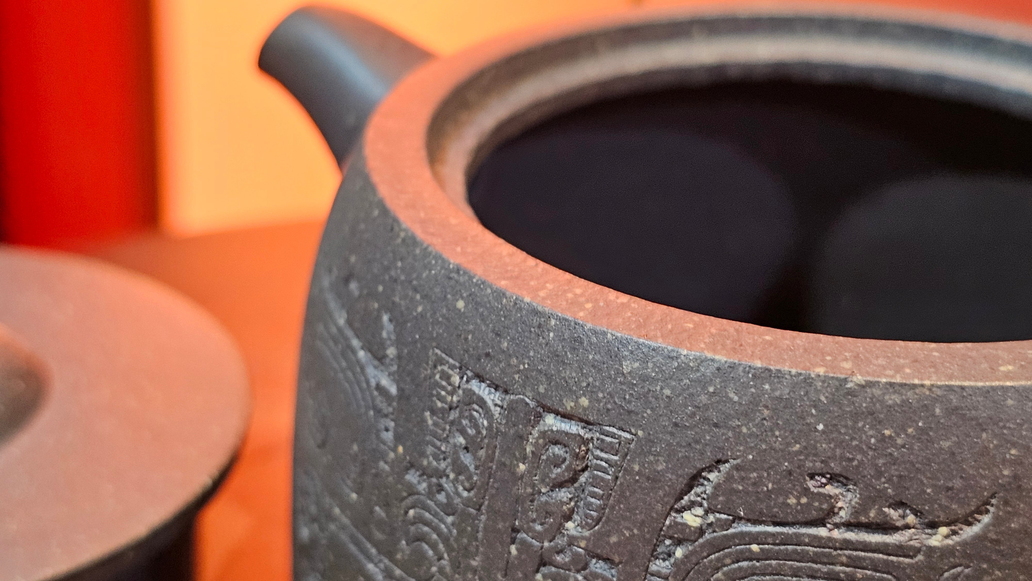 Niu Gai Jing Lan《牛盖井栏》, 162.3ml, Hei Zi Ni 黑紫泥, with Chinese Bronze Age Patterns~Engraving Art 青铜器纹样~刻绘, by our Craftsman Zhang Huan 张欢 ~ Congratulations to Mr F.S.! 2313hrs 22nd Oct 2025, Grenoble! France🇫🇷!