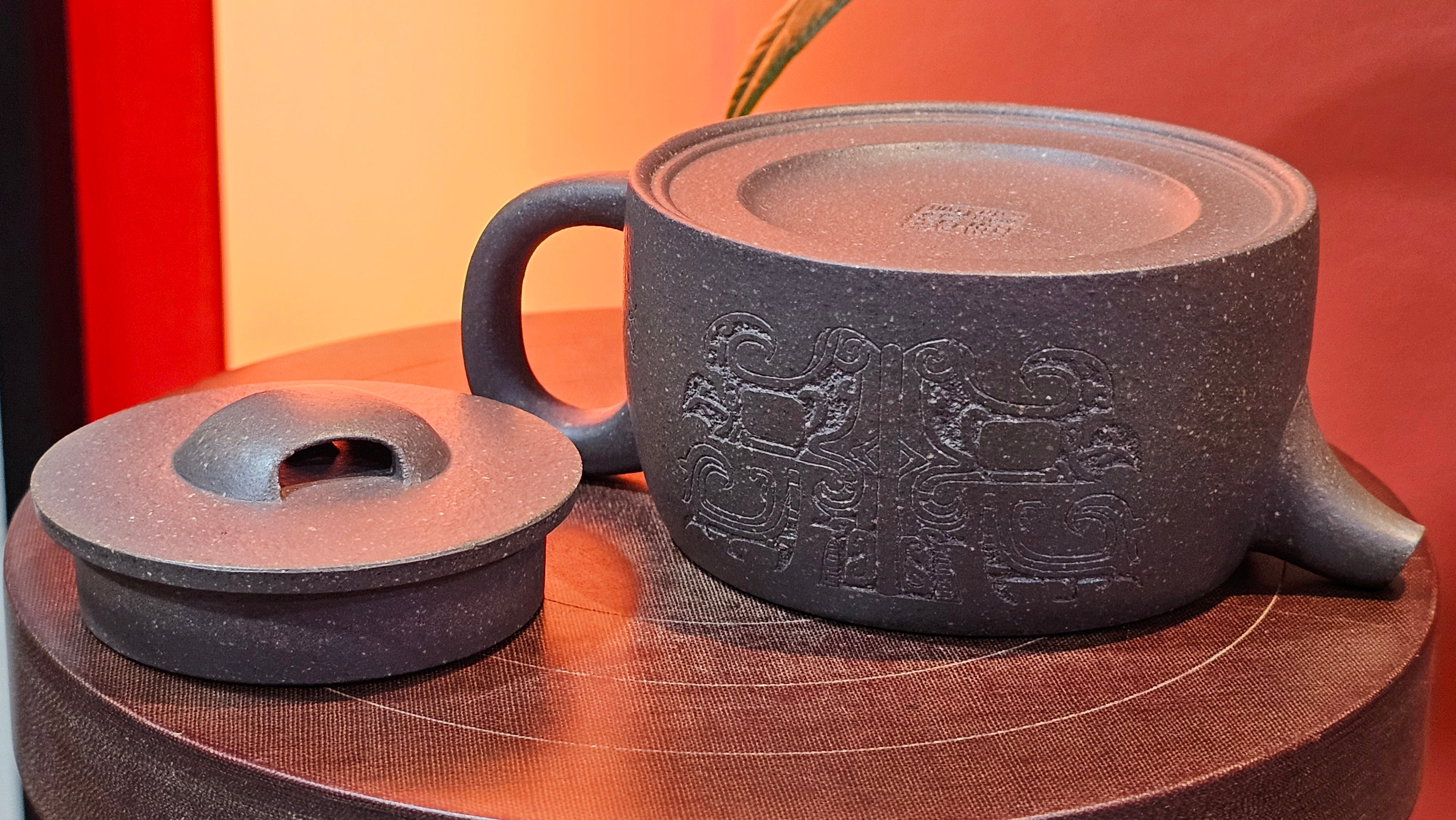 Niu Gai Jing Lan《牛盖井栏》, 162.3ml, Hei Zi Ni 黑紫泥, with Chinese Bronze Age Patterns~Engraving Art 青铜器纹样~刻绘, by our Craftsman Zhang Huan 张欢 ~ Congratulations to Mr F.S.! 2313hrs 22nd Oct 2025, Grenoble! France🇫🇷!