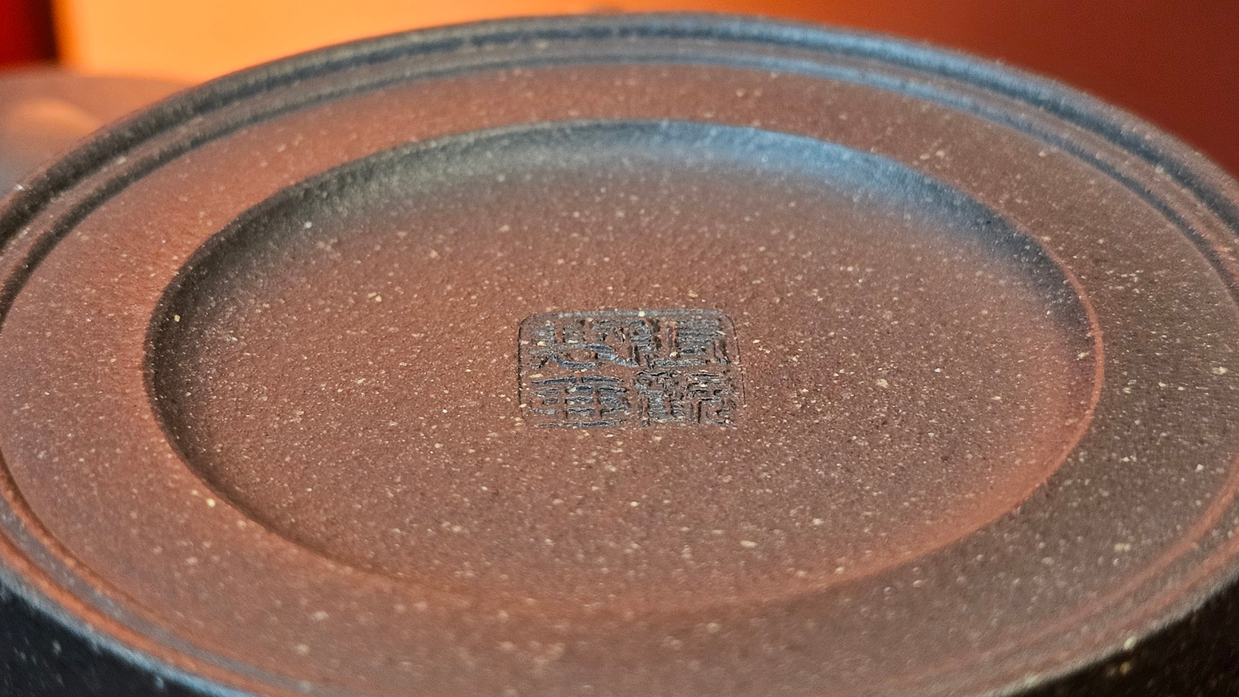 Niu Gai Jing Lan《牛盖井栏》, 162.3ml, Hei Zi Ni 黑紫泥, with Chinese Bronze Age Patterns~Engraving Art 青铜器纹样~刻绘, by our Craftsman Zhang Huan 张欢 ~ Congratulations to Mr F.S.! 2313hrs 22nd Oct 2025, Grenoble! France🇫🇷!