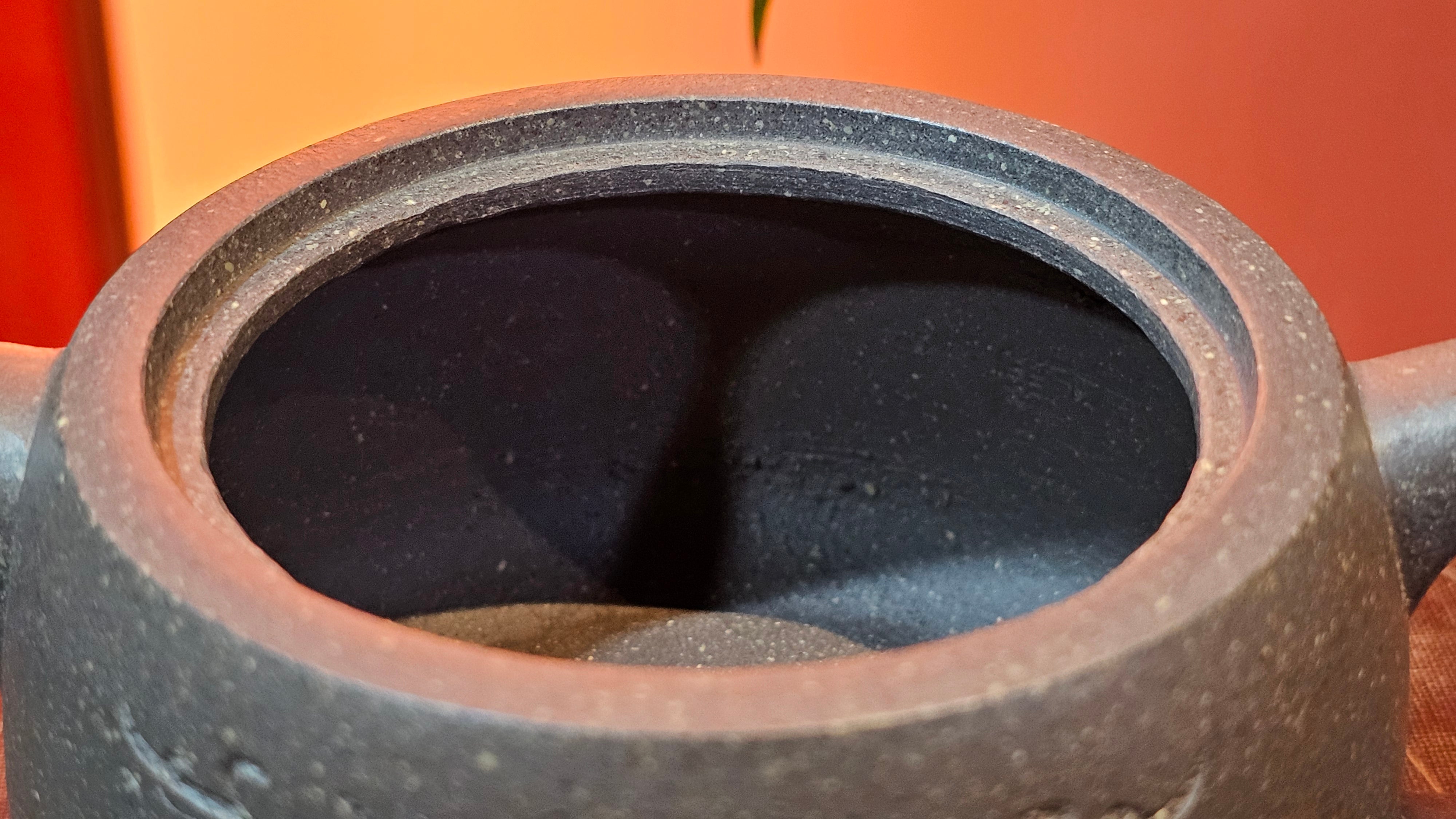 Niu Gai Jing Lan《牛盖井栏》, 162.3ml, Hei Zi Ni 黑紫泥, with Chinese Bronze Age Patterns~Engraving Art 青铜器纹样~刻绘, by our Craftsman Zhang Huan 张欢 ~ Congratulations to Mr F.S.! 2313hrs 22nd Oct 2025, Grenoble! France🇫🇷!