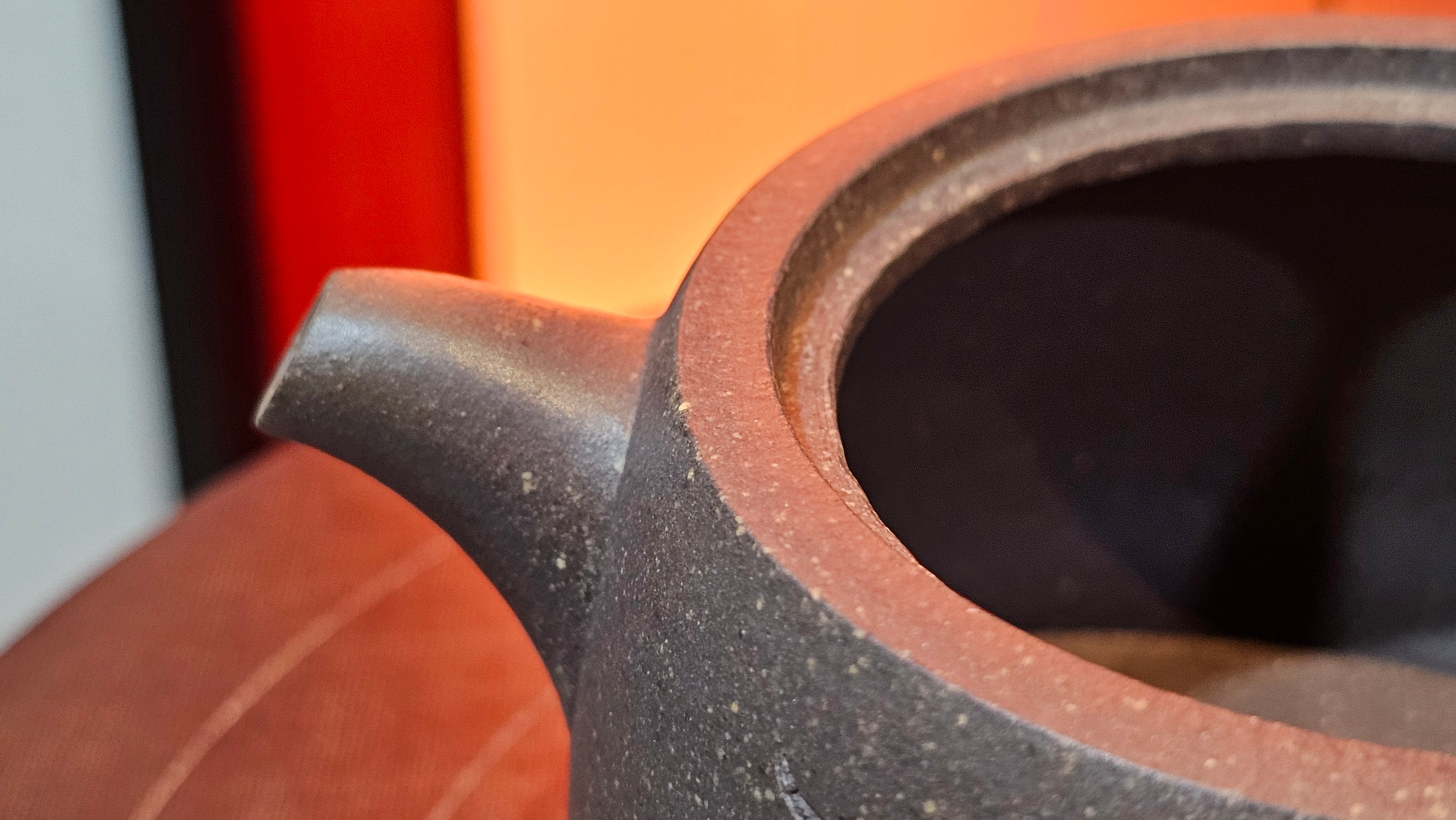 Niu Gai Jing Lan《牛盖井栏》, 162.3ml, Hei Zi Ni 黑紫泥, with Chinese Bronze Age Patterns~Engraving Art 青铜器纹样~刻绘, by our Craftsman Zhang Huan 张欢 ~ Congratulations to Mr F.S.! 2313hrs 22nd Oct 2025, Grenoble! France🇫🇷!