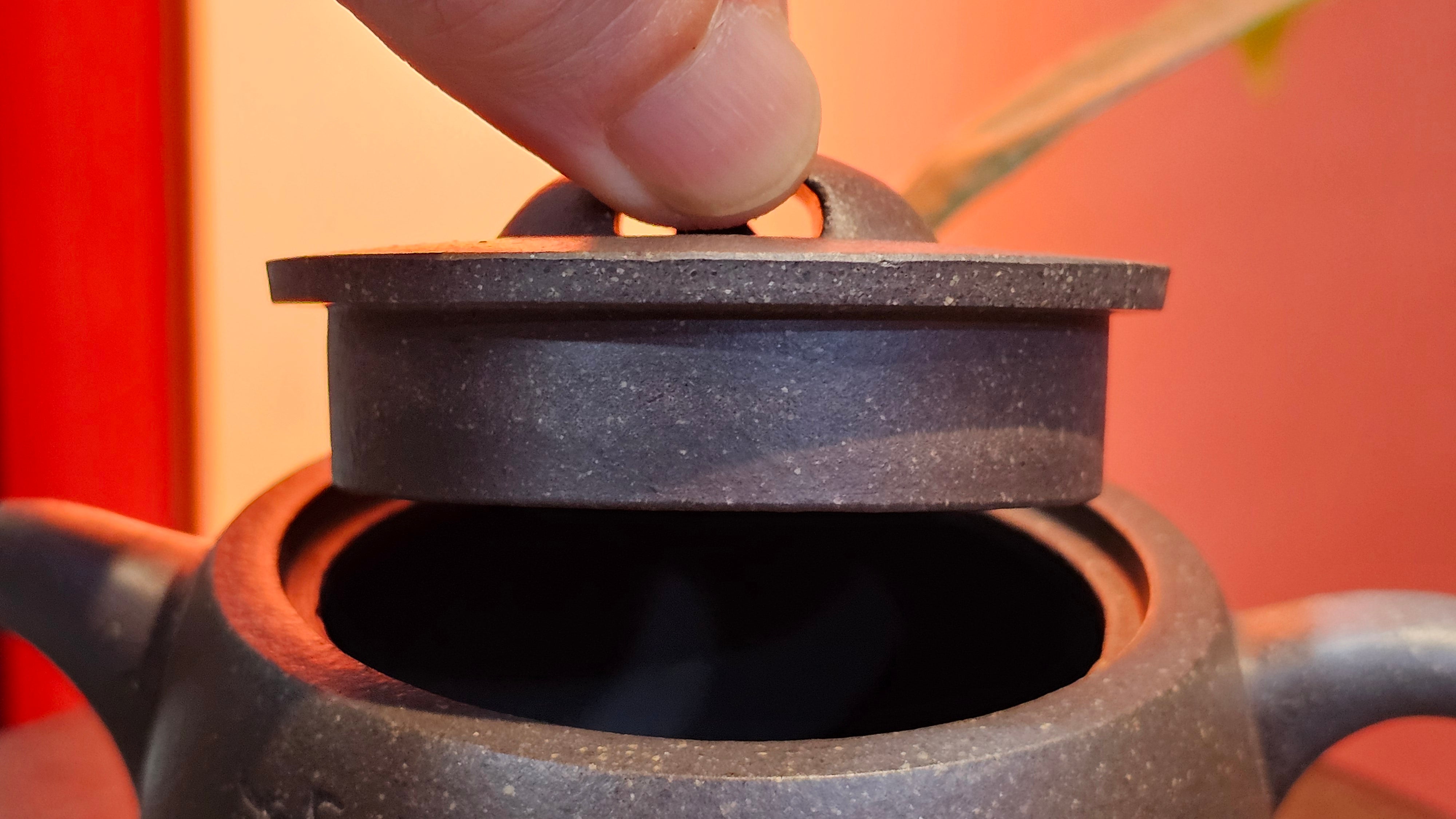 Niu Gai Jing Lan《牛盖井栏》, 162.3ml, Hei Zi Ni 黑紫泥, with Chinese Bronze Age Patterns~Engraving Art 青铜器纹样~刻绘, by our Craftsman Zhang Huan 张欢 ~ Congratulations to Mr F.S.! 2313hrs 22nd Oct 2025, Grenoble! France🇫🇷!