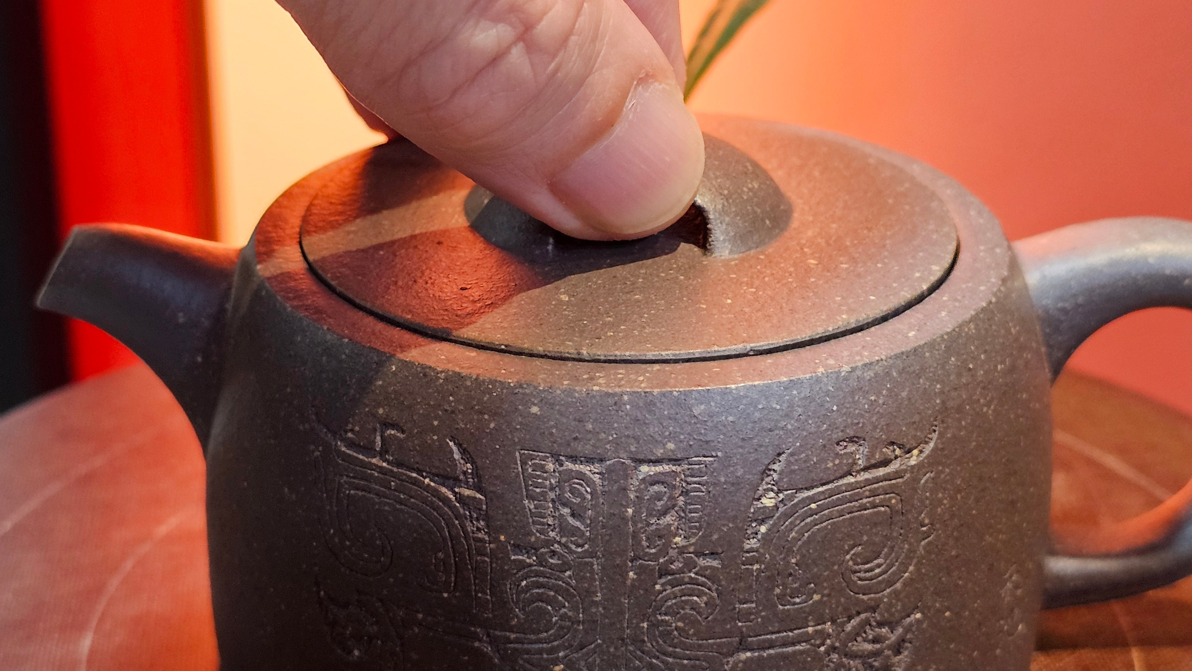 Niu Gai Jing Lan《牛盖井栏》, 162.3ml, Hei Zi Ni 黑紫泥, with Chinese Bronze Age Patterns~Engraving Art 青铜器纹样~刻绘, by our Craftsman Zhang Huan 张欢 ~ Congratulations to Mr F.S.! 2313hrs 22nd Oct 2025, Grenoble! France🇫🇷!