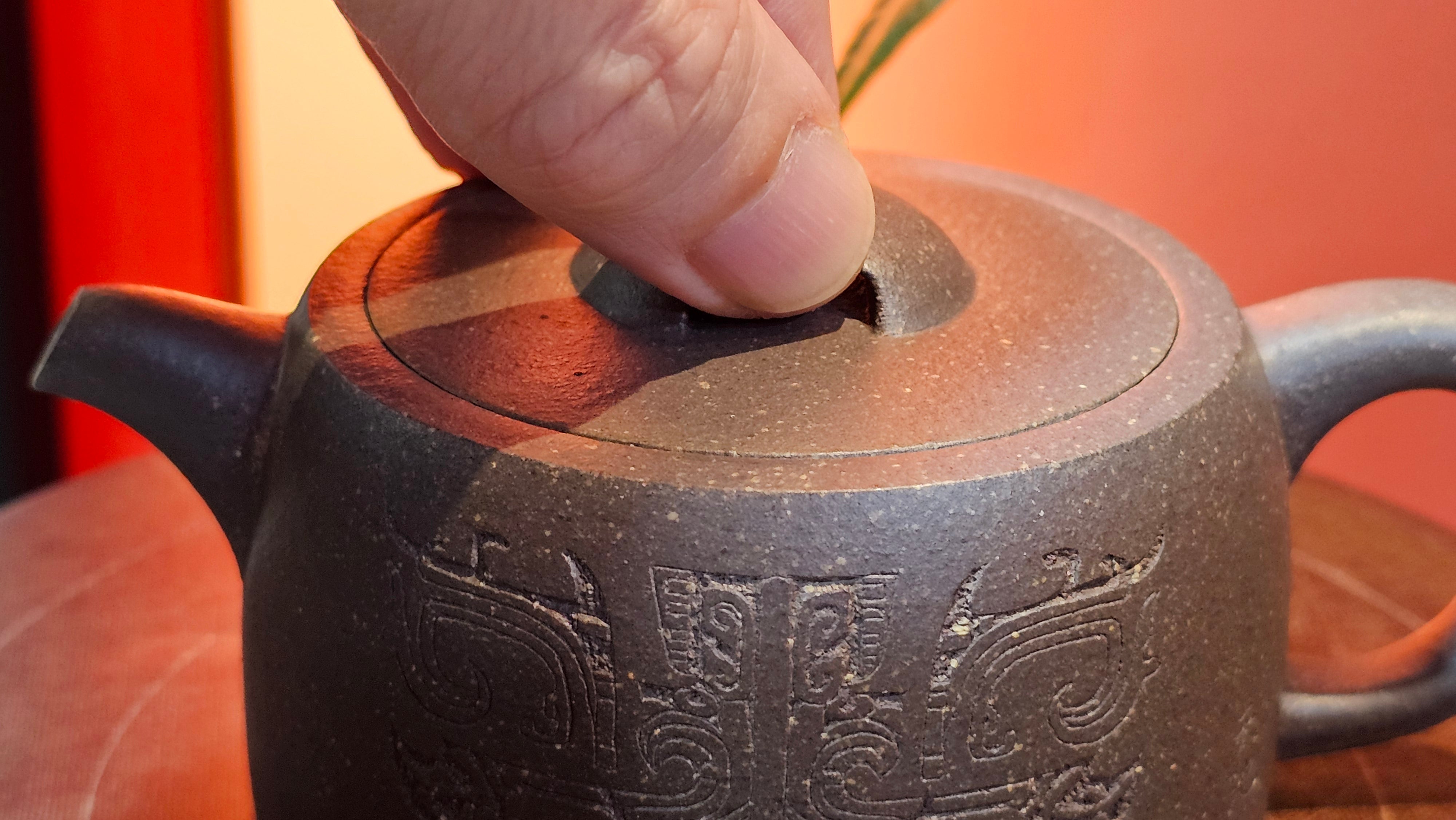 Niu Gai Jing Lan《牛盖井栏》, 162.3ml, Hei Zi Ni 黑紫泥, with Chinese Bronze Age Patterns~Engraving Art 青铜器纹样~刻绘, by our Craftsman Zhang Huan 张欢 ~ Congratulations to Mr F.S.! 2313hrs 22nd Oct 2025, Grenoble! France🇫🇷!