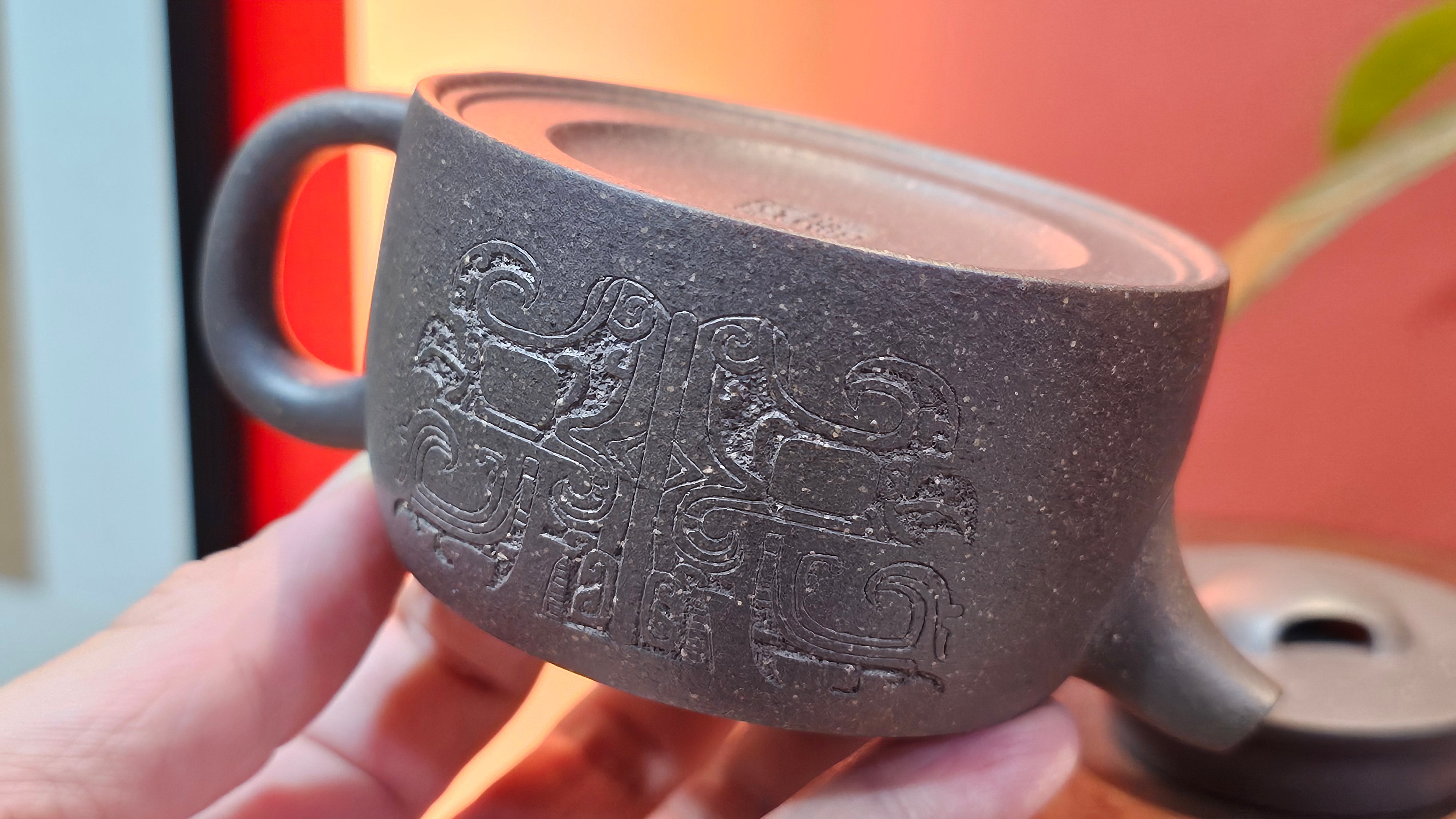 Niu Gai Jing Lan《牛盖井栏》, 162.3ml, Hei Zi Ni 黑紫泥, with Chinese Bronze Age Patterns~Engraving Art 青铜器纹样~刻绘, by our Craftsman Zhang Huan 张欢 ~ Congratulations to Mr F.S.! 2313hrs 22nd Oct 2025, Grenoble! France🇫🇷!