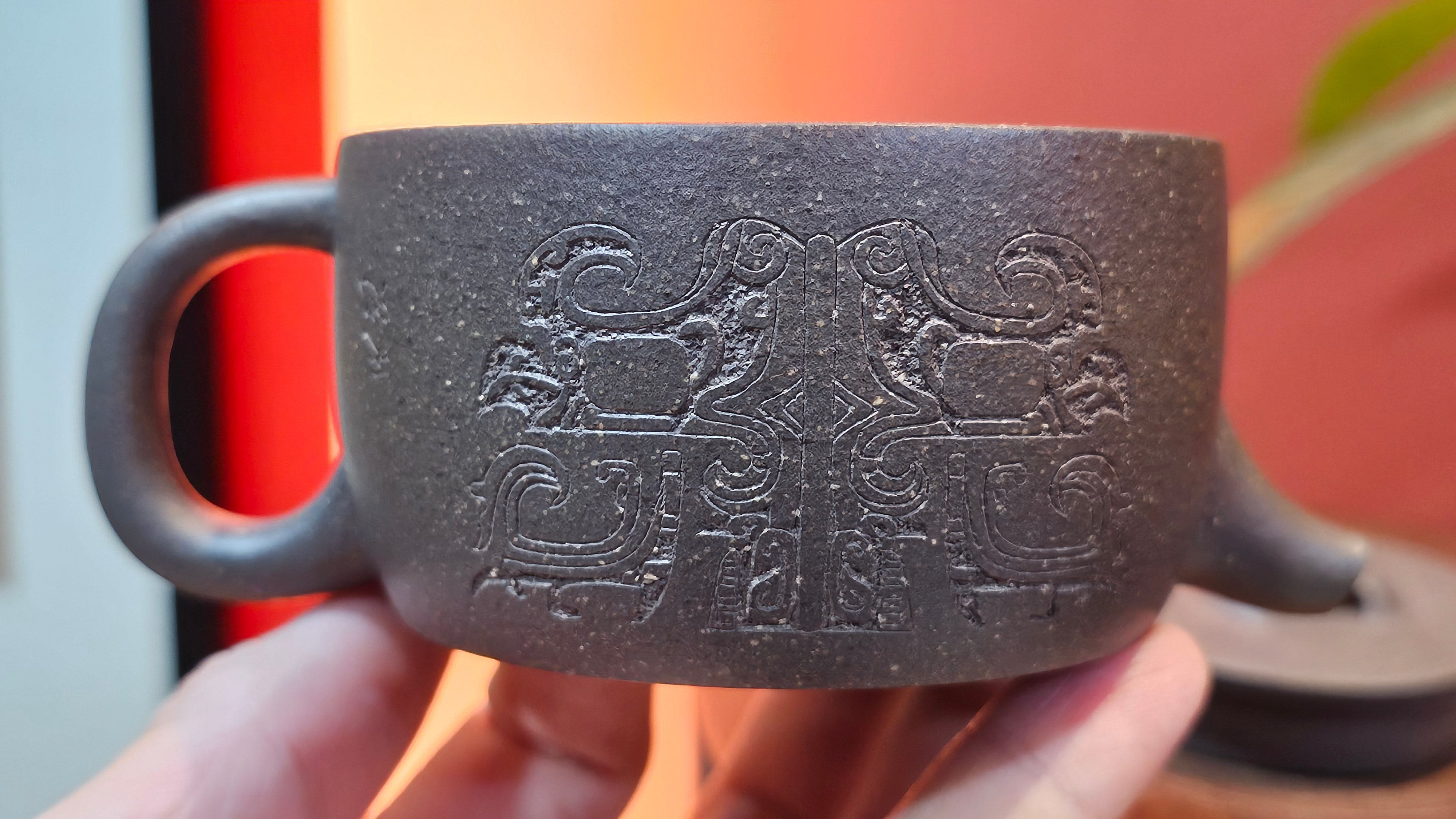 Niu Gai Jing Lan《牛盖井栏》, 162.3ml, Hei Zi Ni 黑紫泥, with Chinese Bronze Age Patterns~Engraving Art 青铜器纹样~刻绘, by our Craftsman Zhang Huan 张欢 ~ Congratulations to Mr F.S.! 2313hrs 22nd Oct 2025, Grenoble! France🇫🇷!