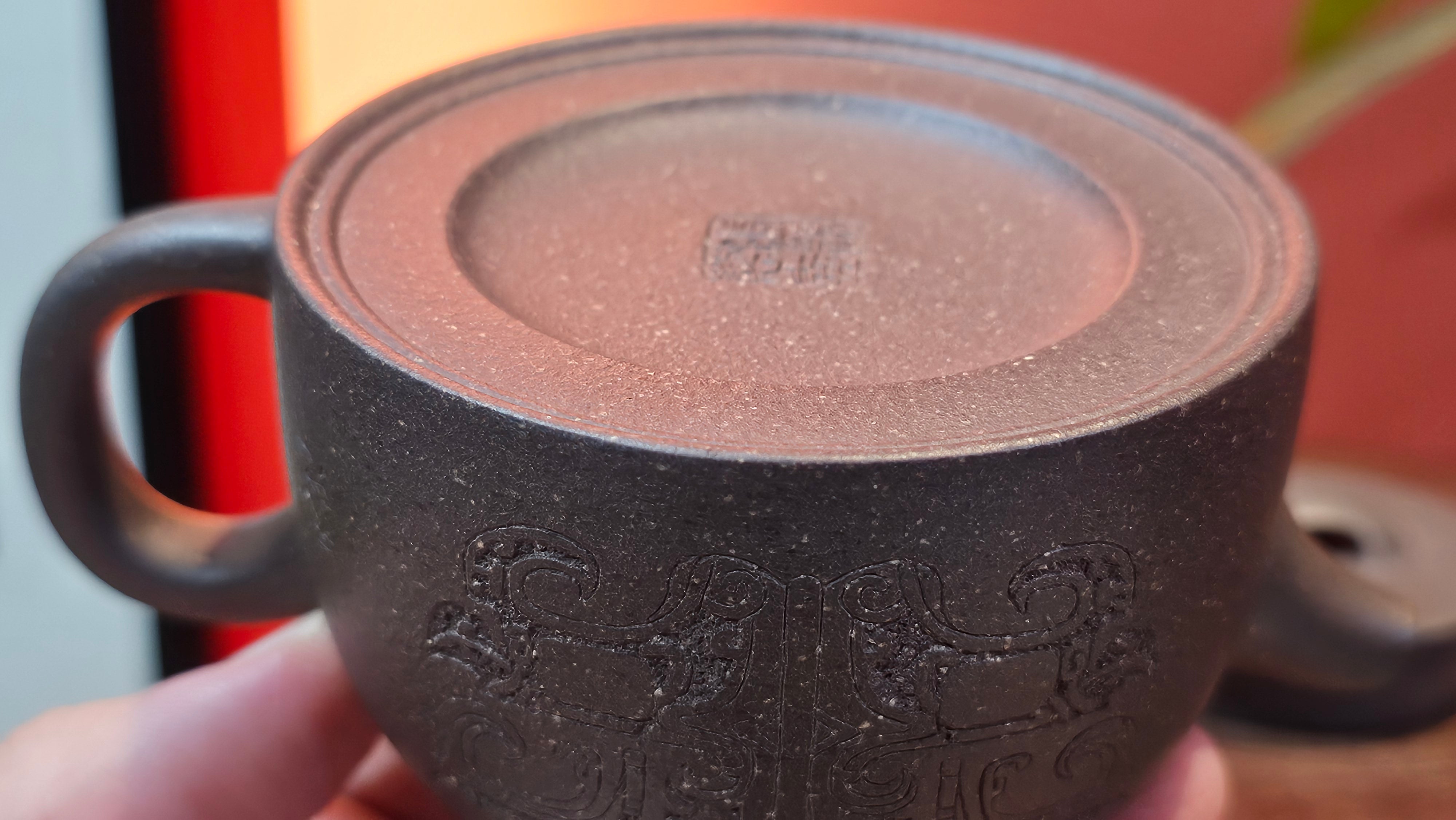 Niu Gai Jing Lan《牛盖井栏》, 162.3ml, Hei Zi Ni 黑紫泥, with Chinese Bronze Age Patterns~Engraving Art 青铜器纹样~刻绘, by our Craftsman Zhang Huan 张欢 ~ Congratulations to Mr F.S.! 2313hrs 22nd Oct 2025, Grenoble! France🇫🇷!