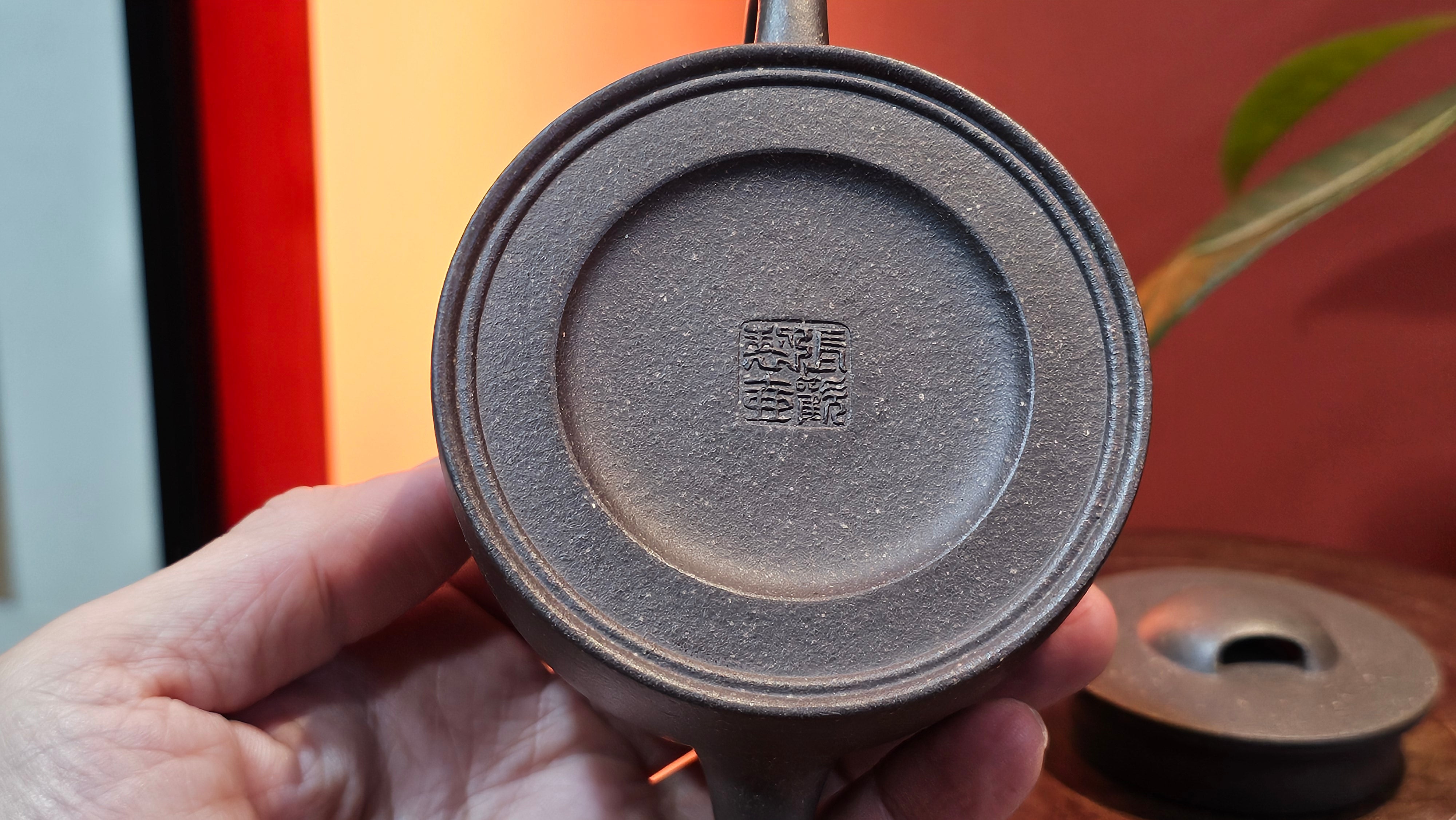 Niu Gai Jing Lan《牛盖井栏》, 162.3ml, Hei Zi Ni 黑紫泥, with Chinese Bronze Age Patterns~Engraving Art 青铜器纹样~刻绘, by our Craftsman Zhang Huan 张欢 ~ Congratulations to Mr F.S.! 2313hrs 22nd Oct 2025, Grenoble! France🇫🇷!