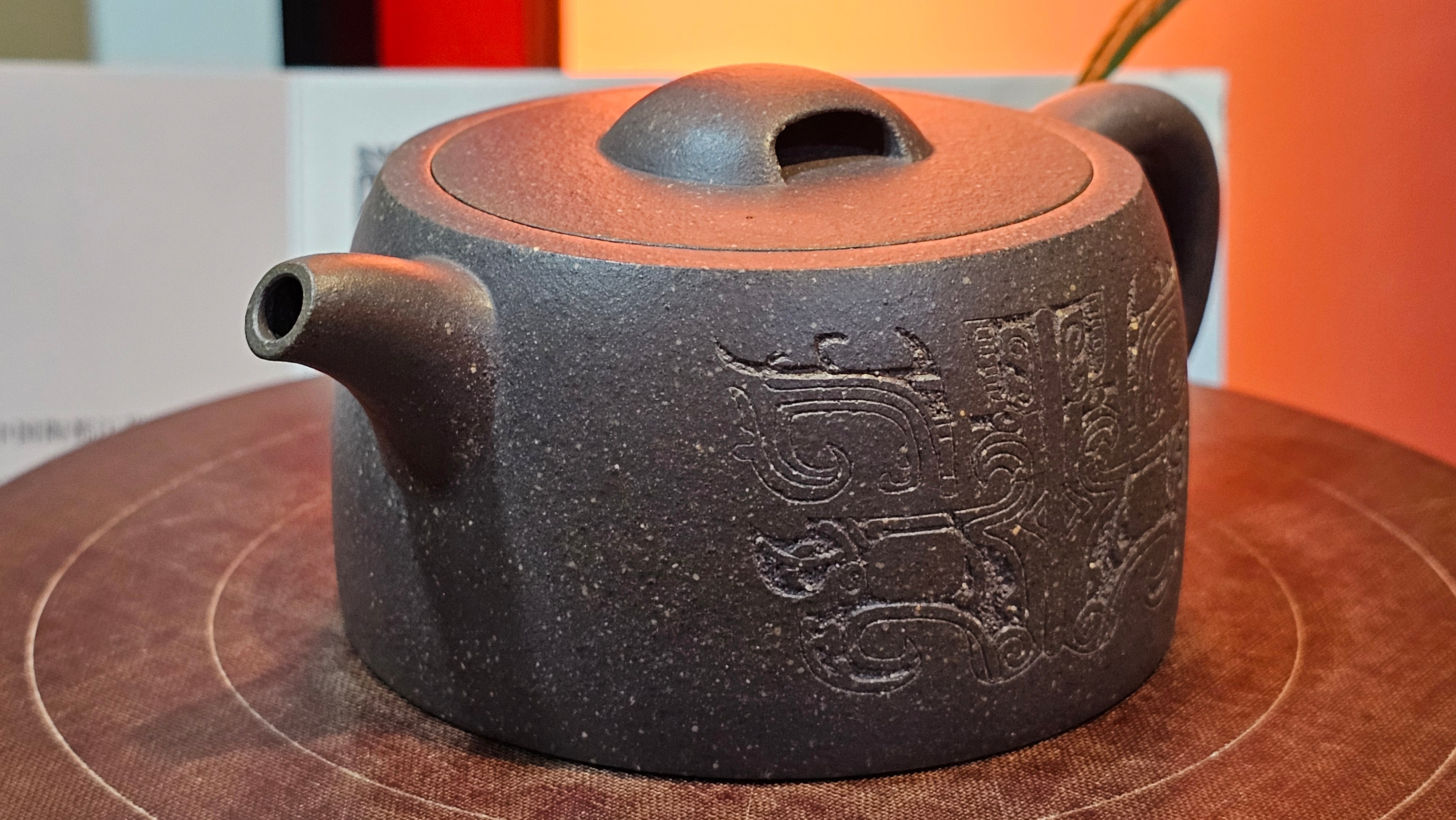 Niu Gai Jing Lan《牛盖井栏》, 162.3ml, Hei Zi Ni 黑紫泥, with Chinese Bronze Age Patterns~Engraving Art 青铜器纹样~刻绘, by our Craftsman Zhang Huan 张欢 ~ Congratulations to Mr F.S.! 2313hrs 22nd Oct 2025, Grenoble! France🇫🇷!