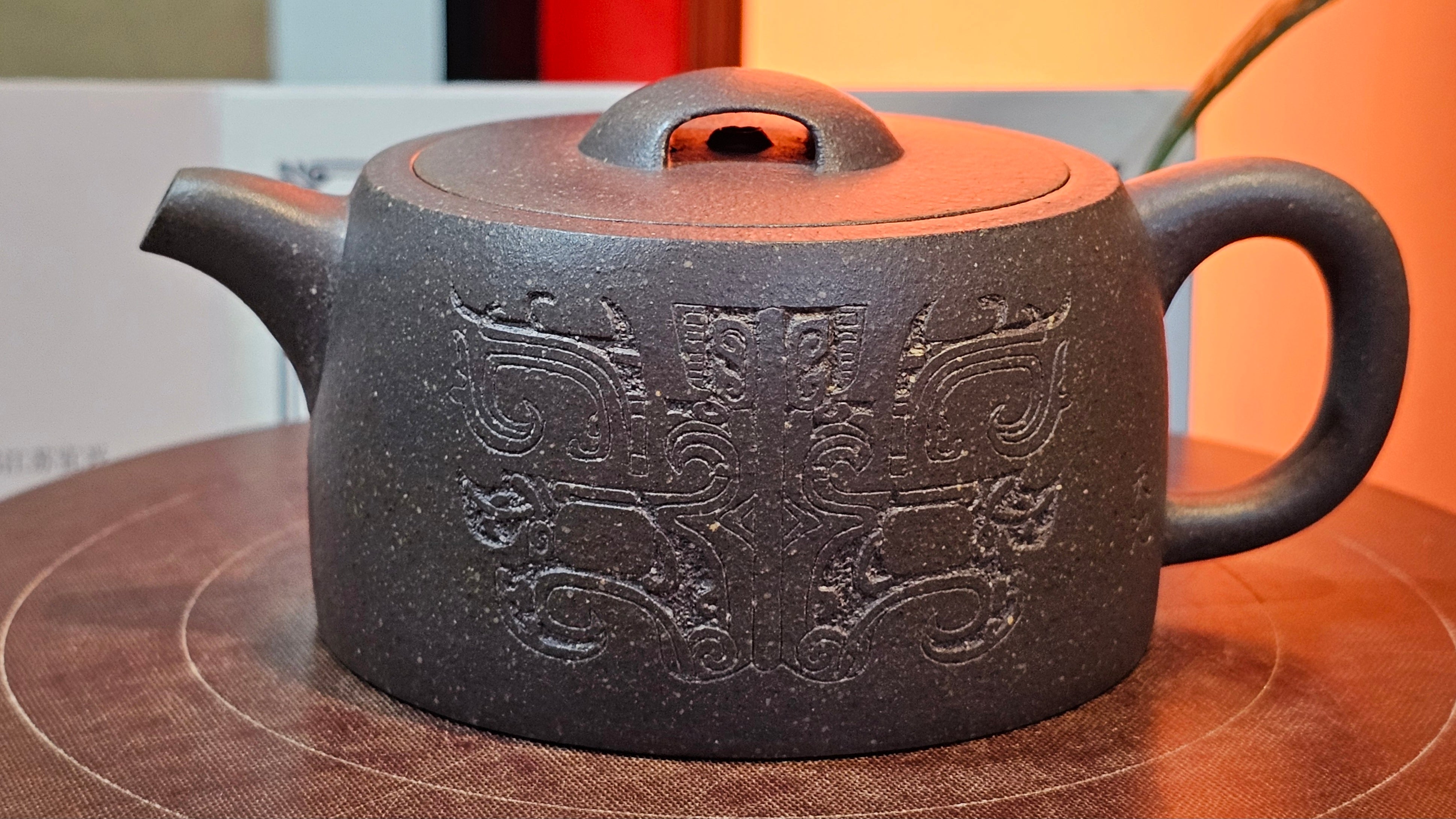 Niu Gai Jing Lan《牛盖井栏》, 162.3ml, Hei Zi Ni 黑紫泥, with Chinese Bronze Age Patterns~Engraving Art 青铜器纹样~刻绘, by our Craftsman Zhang Huan 张欢 ~ Congratulations to Mr F.S.! 2313hrs 22nd Oct 2025, Grenoble! France🇫🇷!