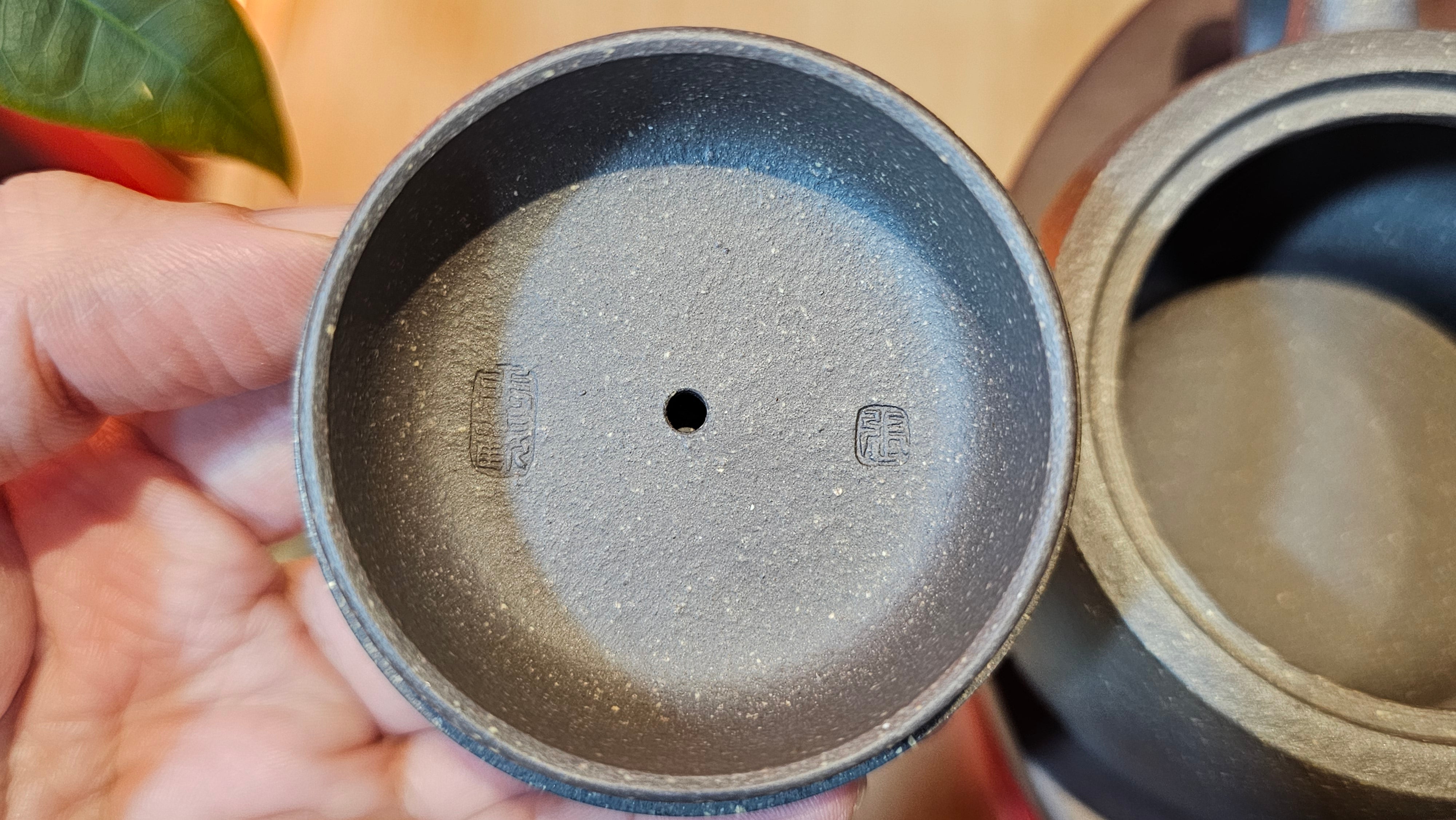 Niu Gai Jing Lan《牛盖井栏》, 162.3ml, Hei Zi Ni 黑紫泥, with Chinese Bronze Age Patterns~Engraving Art 青铜器纹样~刻绘, by our Craftsman Zhang Huan 张欢 ~ Congratulations to Mr F.S.! 2313hrs 22nd Oct 2025, Grenoble! France🇫🇷!