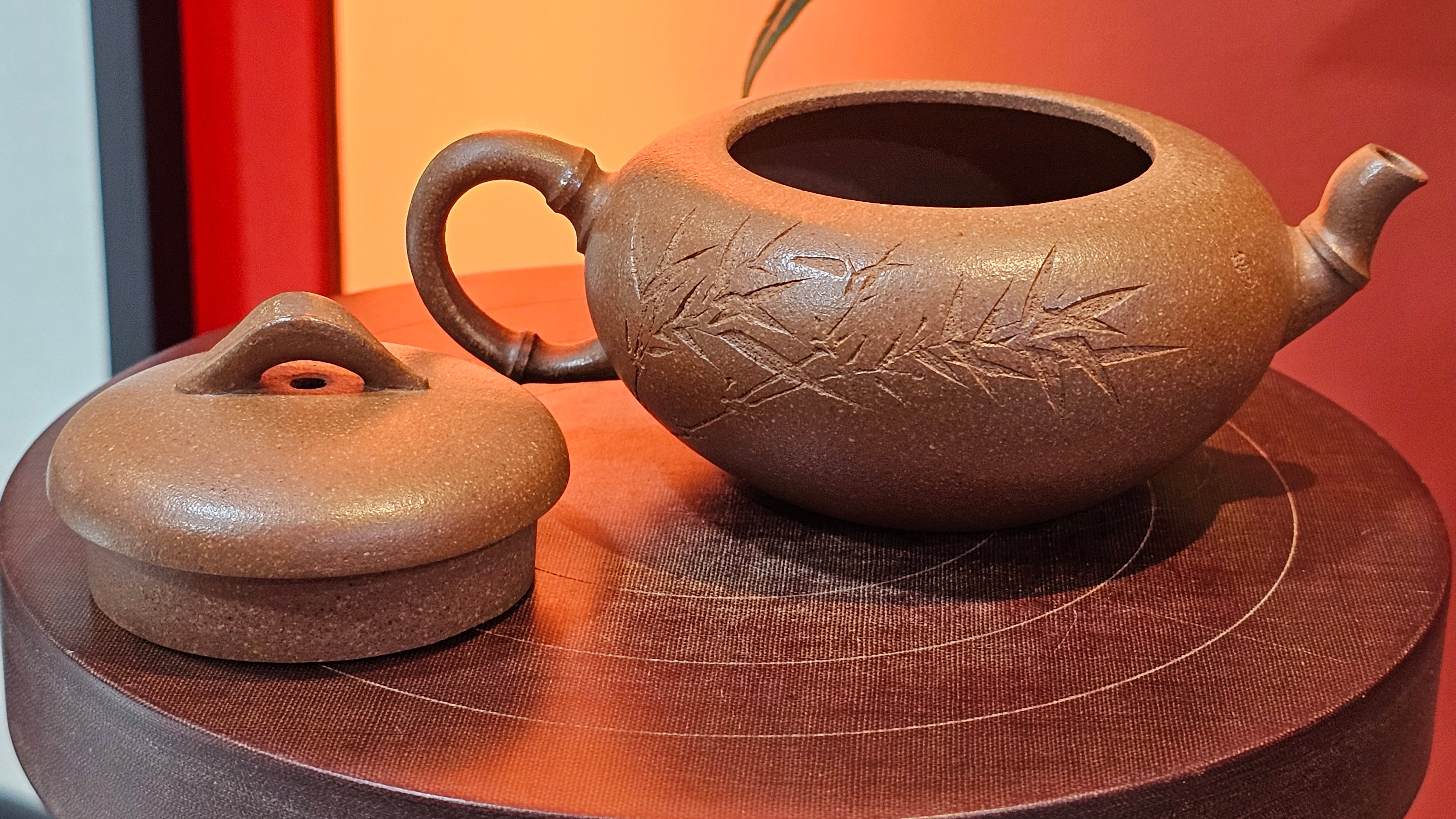 《一叶知秋》Yi Ye Zhi Qiu ~ "The Autumn Leaf", 168.2ml, Bao Shan Duan Ni 宝山段泥, by our Craftsman Zhang Huan 张欢, Bamboo and Calligraphy Engraving by Craftsman Yi Cheng 逸成  ~ Congratulations to Mr G.T.! 1418hrs 24th Oct 2025, Singapore🇸🇬!