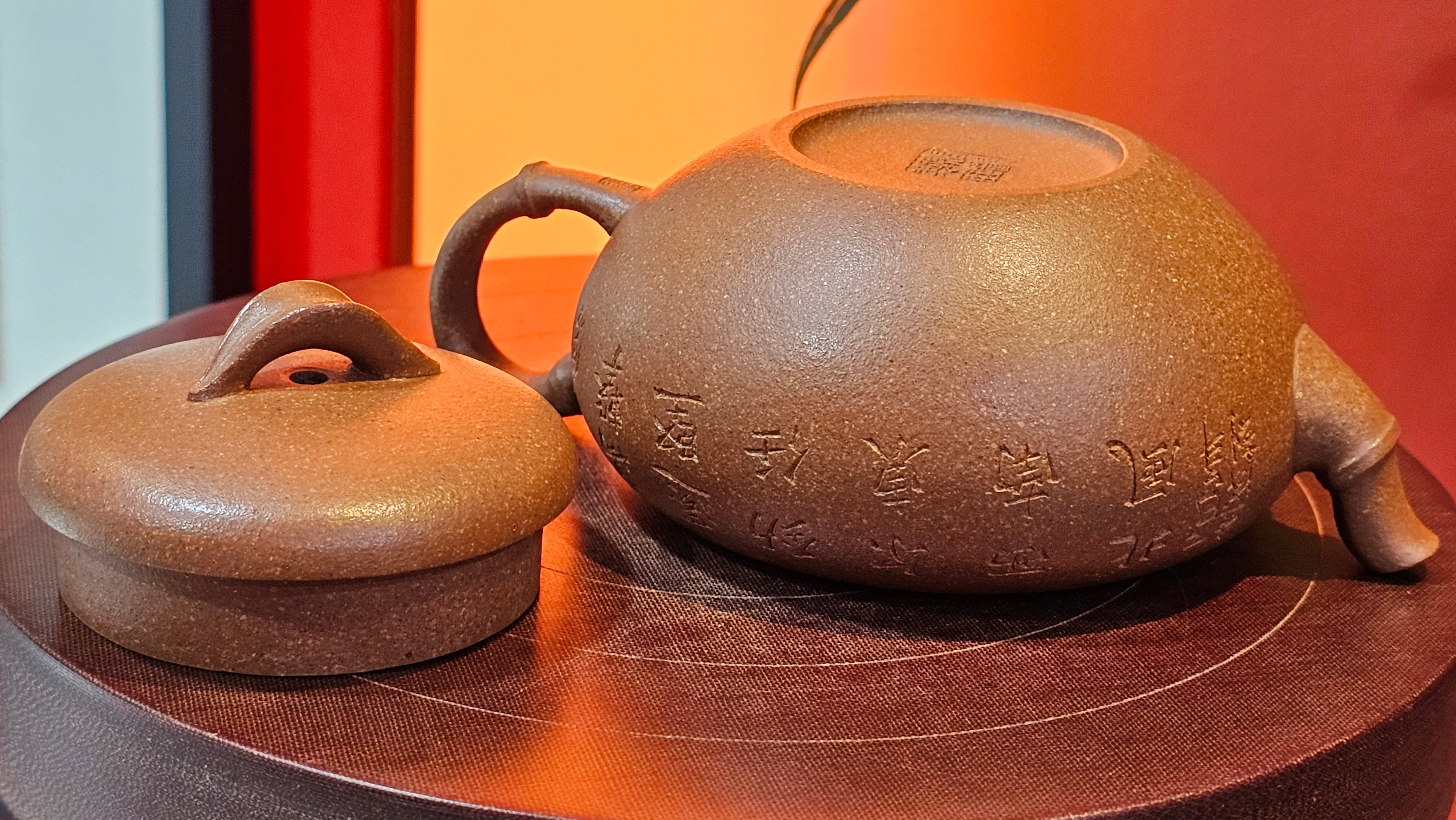 《一叶知秋》Yi Ye Zhi Qiu ~ "The Autumn Leaf", 168.2ml, Bao Shan Duan Ni 宝山段泥, by our Craftsman Zhang Huan 张欢, Bamboo and Calligraphy Engraving by Craftsman Yi Cheng 逸成  ~ Congratulations to Mr G.T.! 1418hrs 24th Oct 2025, Singapore🇸🇬!