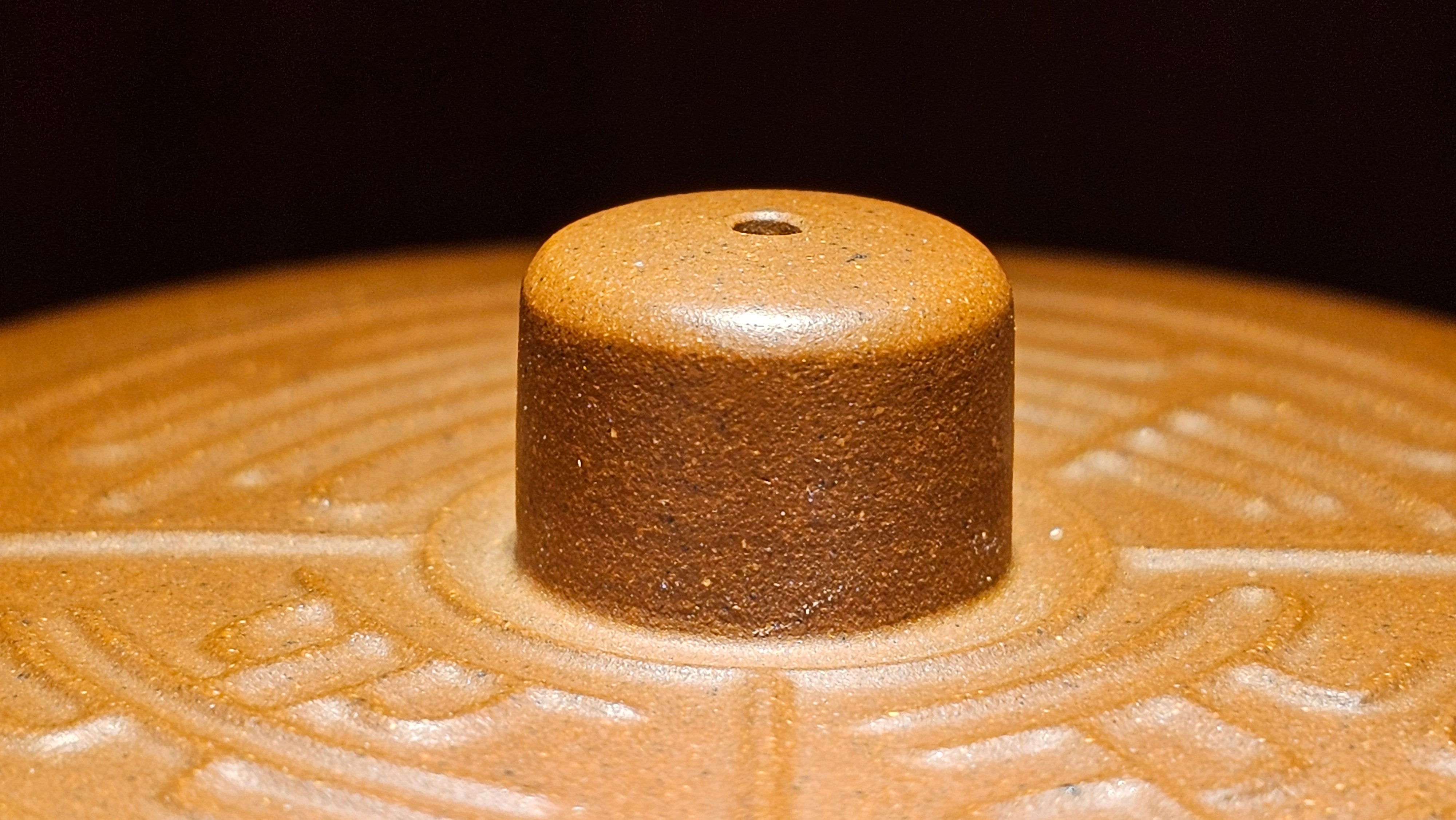 《益寿延年》"Yi Shou Yan Nian", 251.3ml, AUSPICIOUS. Longevity Blessing! Lid Top Clay Sculpting, Poem Engraving, Crafted with Cao Family's Di Cao Qing By Assoc Master Artist Zhang Ke ~ Congratulations to Mr J.C.K.! 1909hrs 27th Nov 2025, Rio Rancho! NM!