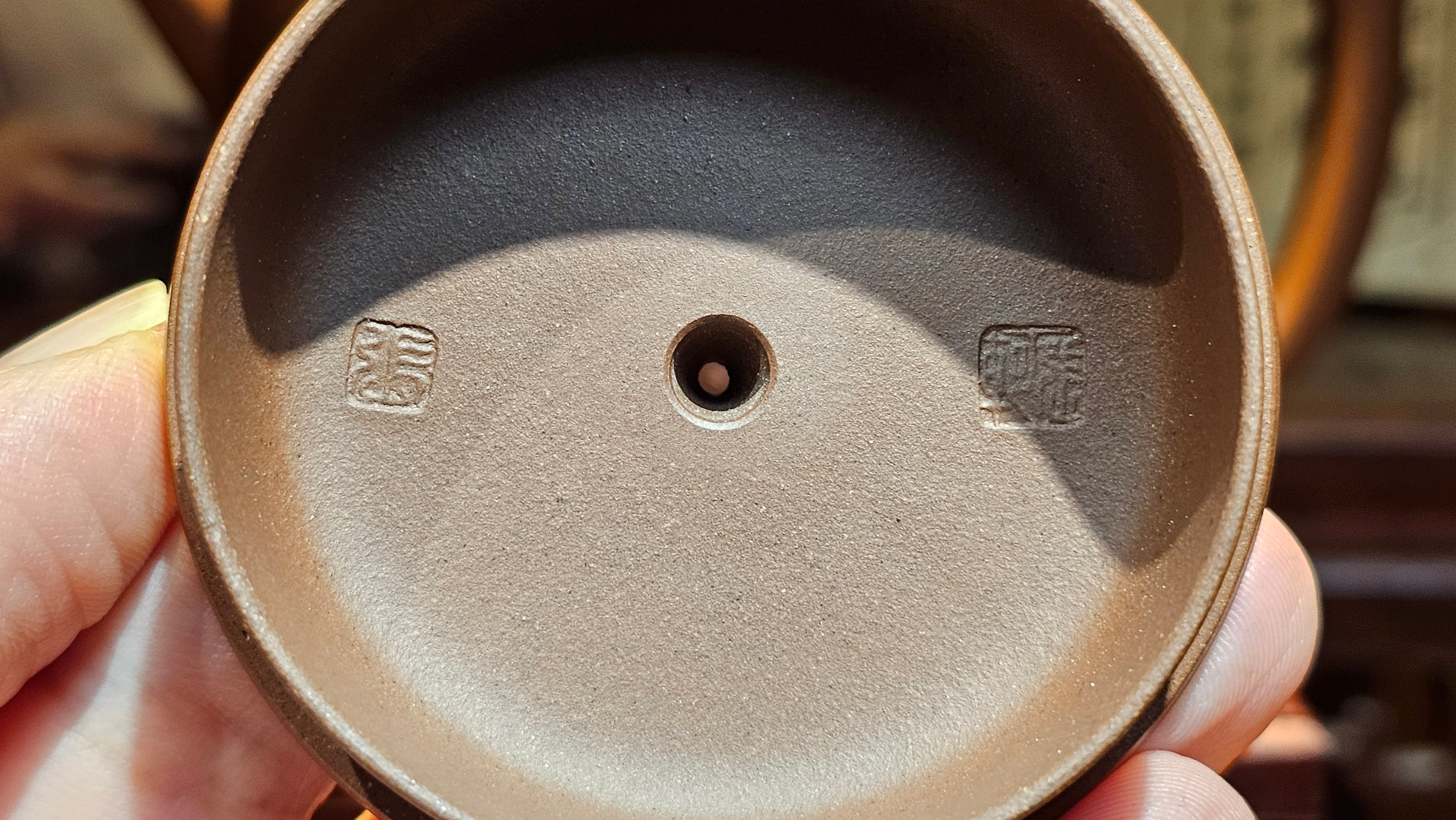 《益寿延年》"Yi Shou Yan Nian", 251.3ml, AUSPICIOUS. Longevity Blessing! Lid Top Clay Sculpting, Poem Engraving, Crafted with Cao Family's Di Cao Qing By Assoc Master Artist Zhang Ke ~ Congratulations to Mr J.C.K.! 1909hrs 27th Nov 2025, Rio Rancho! NM!