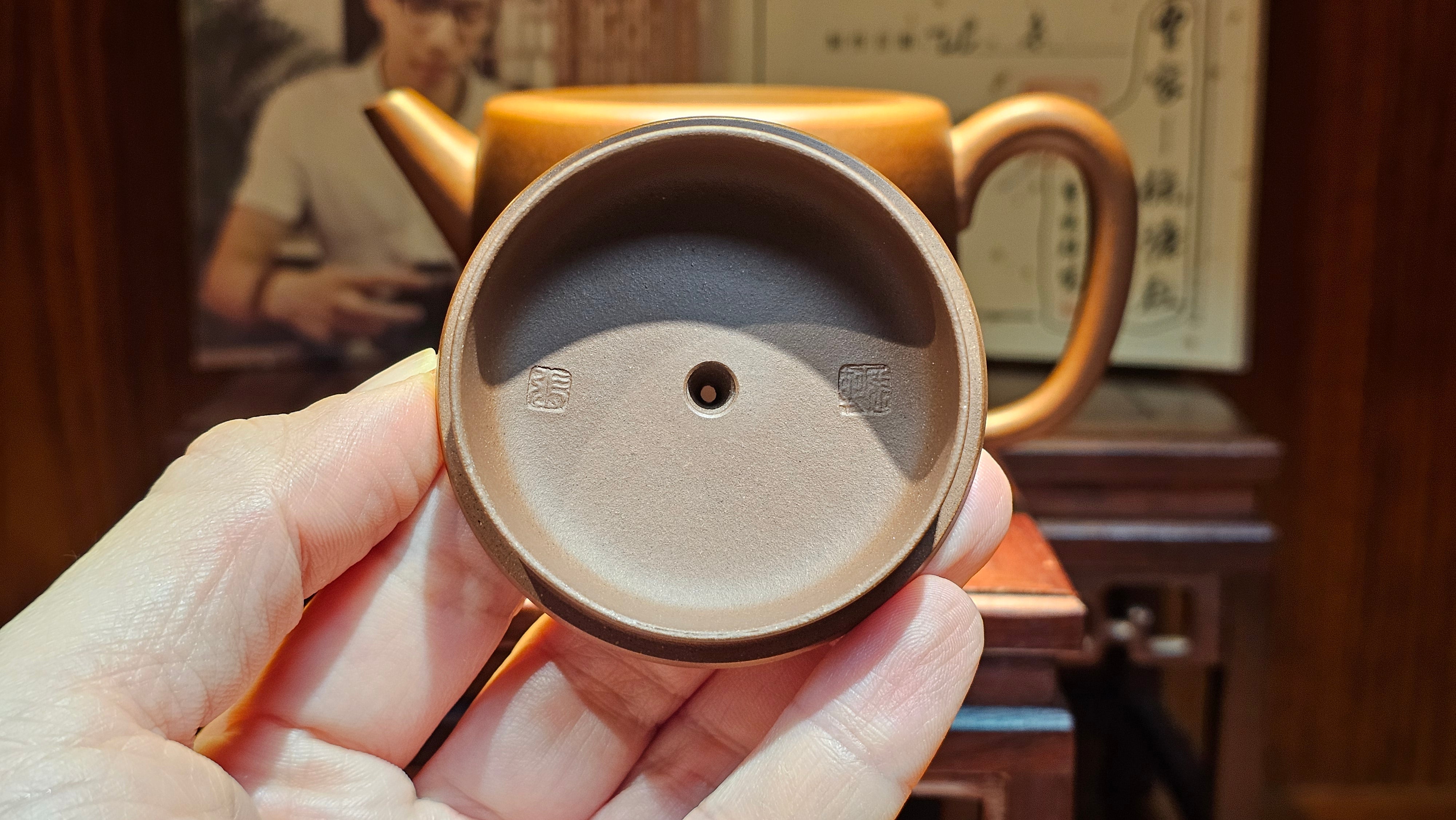 《益寿延年》"Yi Shou Yan Nian", 251.3ml, AUSPICIOUS. Longevity Blessing! Lid Top Clay Sculpting, Poem Engraving, Crafted with Cao Family's Di Cao Qing By Assoc Master Artist Zhang Ke ~ Congratulations to Mr J.C.K.! 1909hrs 27th Nov 2025, Rio Rancho! NM!