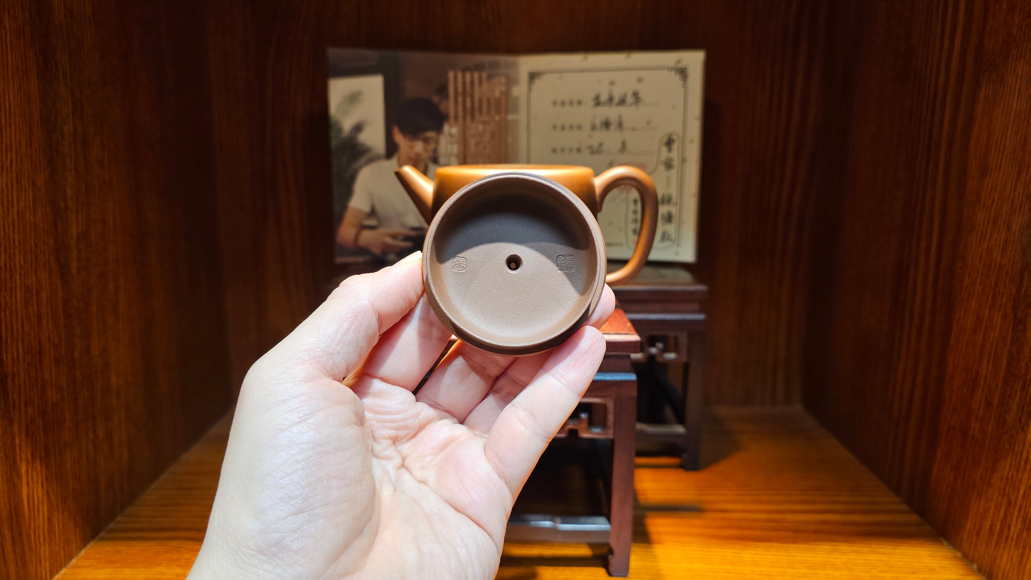 《益寿延年》"Yi Shou Yan Nian", 251.3ml, AUSPICIOUS. Longevity Blessing! Lid Top Clay Sculpting, Poem Engraving, Crafted with Cao Family's Di Cao Qing By Assoc Master Artist Zhang Ke ~ Congratulations to Mr J.C.K.! 1909hrs 27th Nov 2025, Rio Rancho! NM!