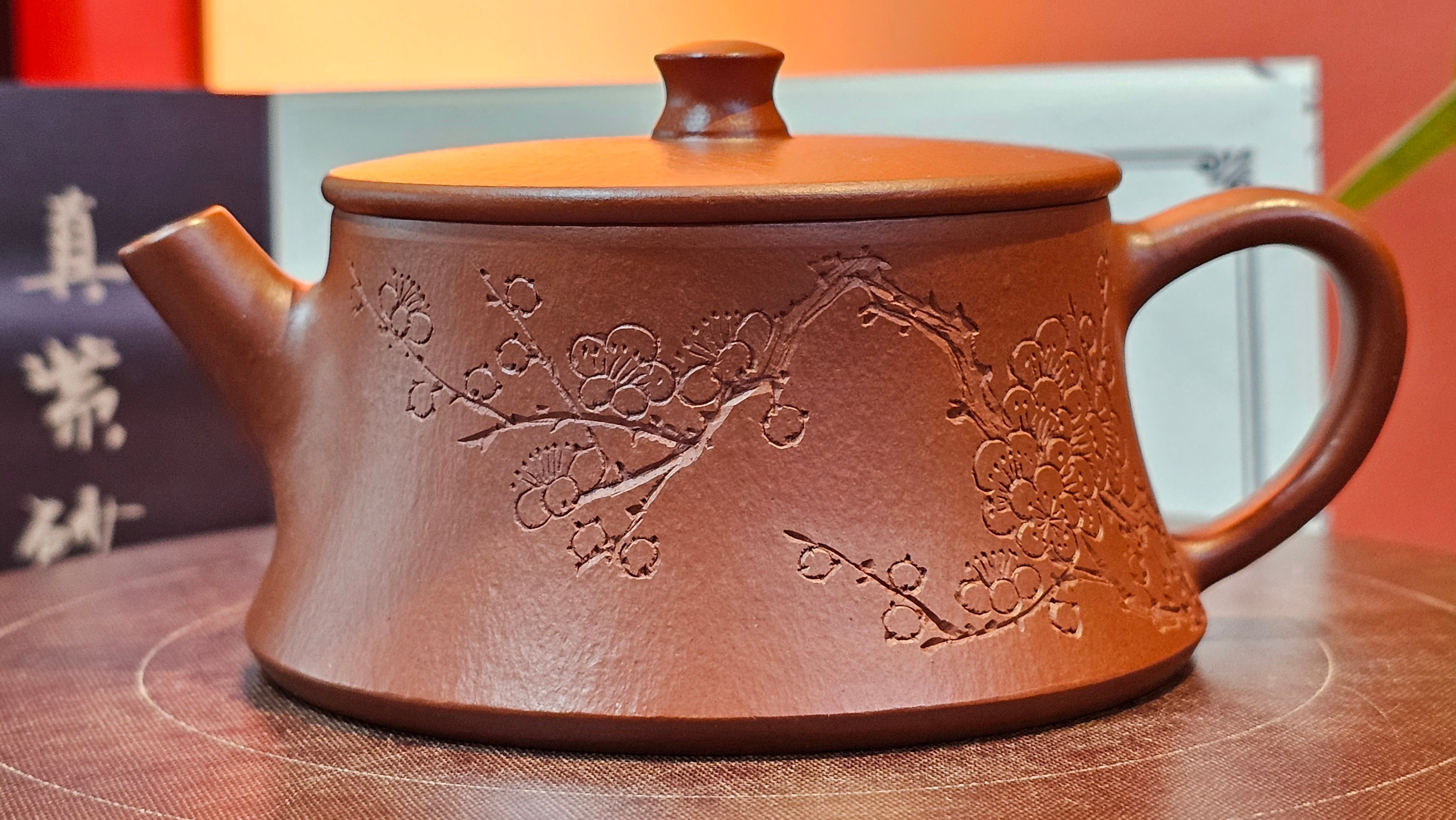 Yun Zhu 云柱 "Pillar of the Heavens", 130.1ml, Xiao Mei Yao Zhu Ni, by Craftsman Wang Hui 王慧 ~ "梅开五福" and Plum Blossoms Engraving by Craftsman Yi De Shu 一德书 ~ Congratulations to Mr L.Q.! 1839hrs 31st Oct 2025, Pender Island! Canada🇨🇦!