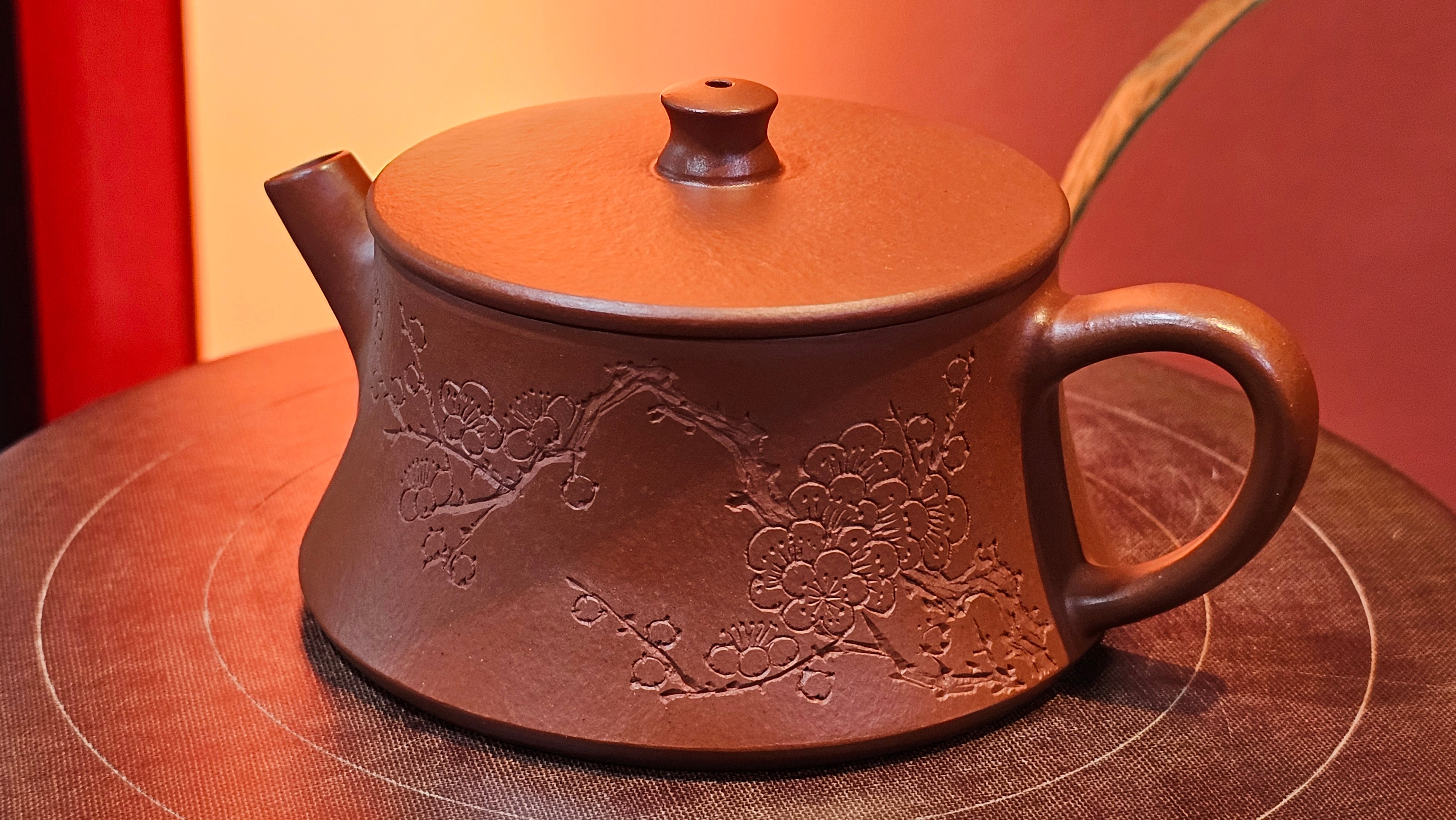 Yun Zhu 云柱 "Pillar of the Heavens", 130.1ml, Xiao Mei Yao Zhu Ni, by Craftsman Wang Hui 王慧 ~ "梅开五福" and Plum Blossoms Engraving by Craftsman Yi De Shu 一德书 ~ Congratulations to Mr L.Q.! 1839hrs 31st Oct 2025, Pender Island! Canada🇨🇦!