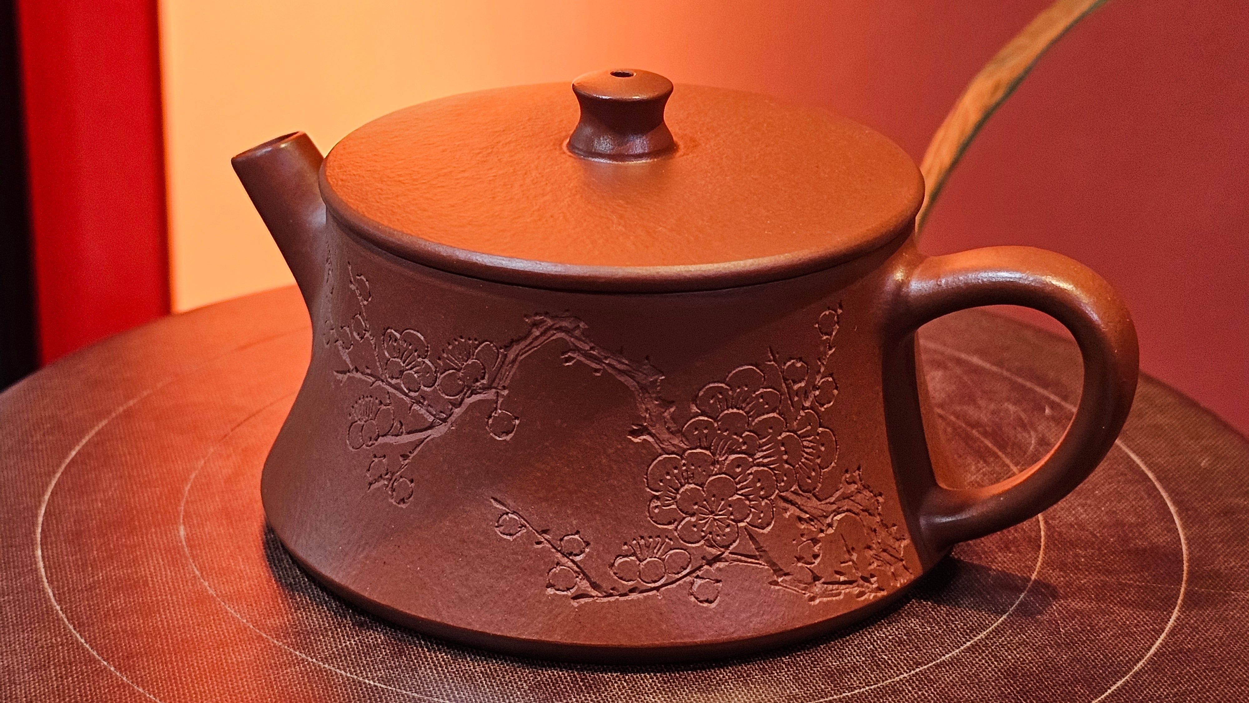 Yun Zhu 云柱 "Pillar of the Heavens", 130.1ml, Xiao Mei Yao Zhu Ni, by Craftsman Wang Hui 王慧 ~ "梅开五福" and Plum Blossoms Engraving by Craftsman Yi De Shu 一德书 ~ Congratulations to Mr L.Q.! 1839hrs 31st Oct 2025, Pender Island! Canada🇨🇦!