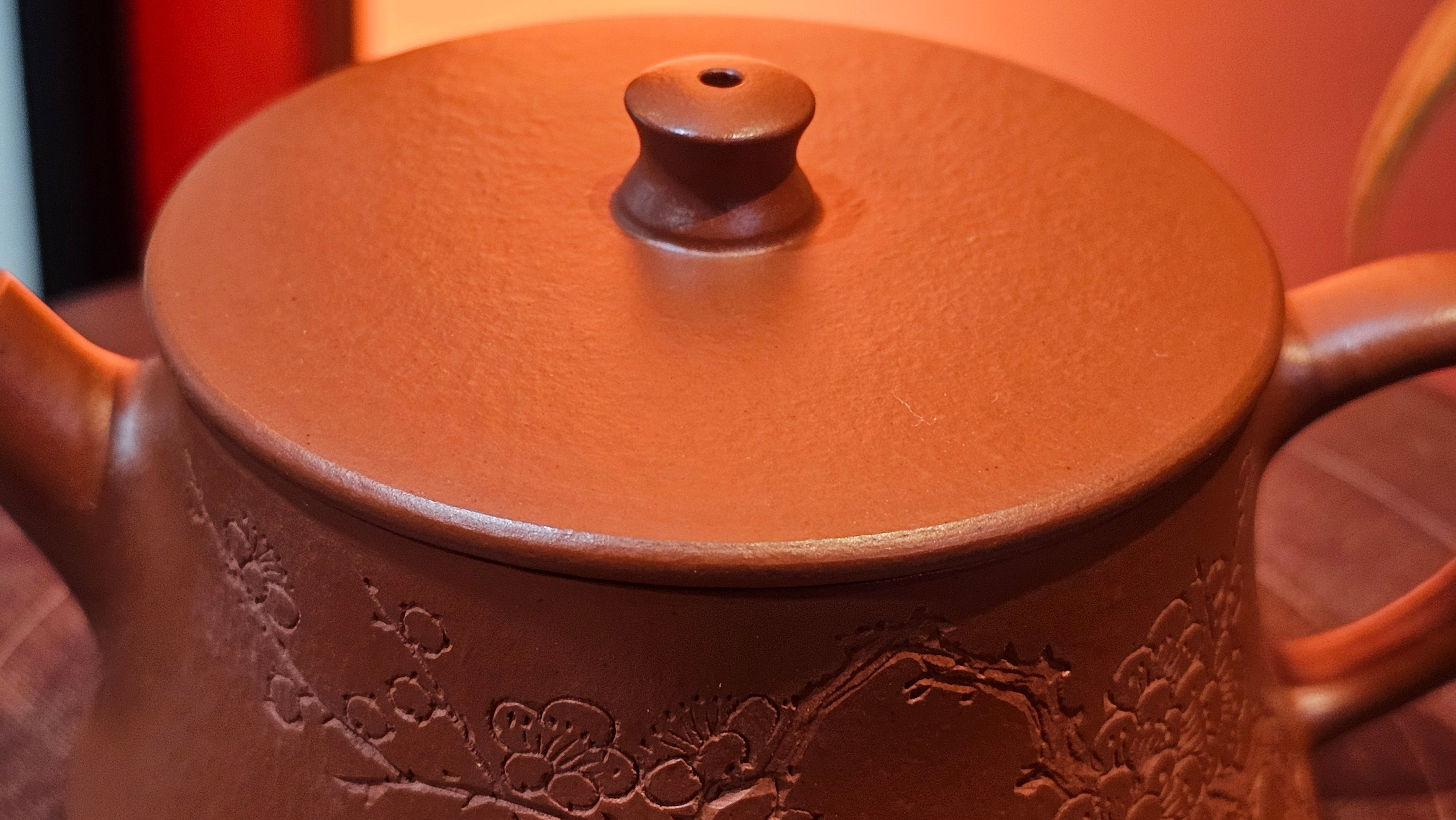 Yun Zhu 云柱 "Pillar of the Heavens", 130.1ml, Xiao Mei Yao Zhu Ni, by Craftsman Wang Hui 王慧 ~ "梅开五福" and Plum Blossoms Engraving by Craftsman Yi De Shu 一德书 ~ Congratulations to Mr L.Q.! 1839hrs 31st Oct 2025, Pender Island! Canada🇨🇦!