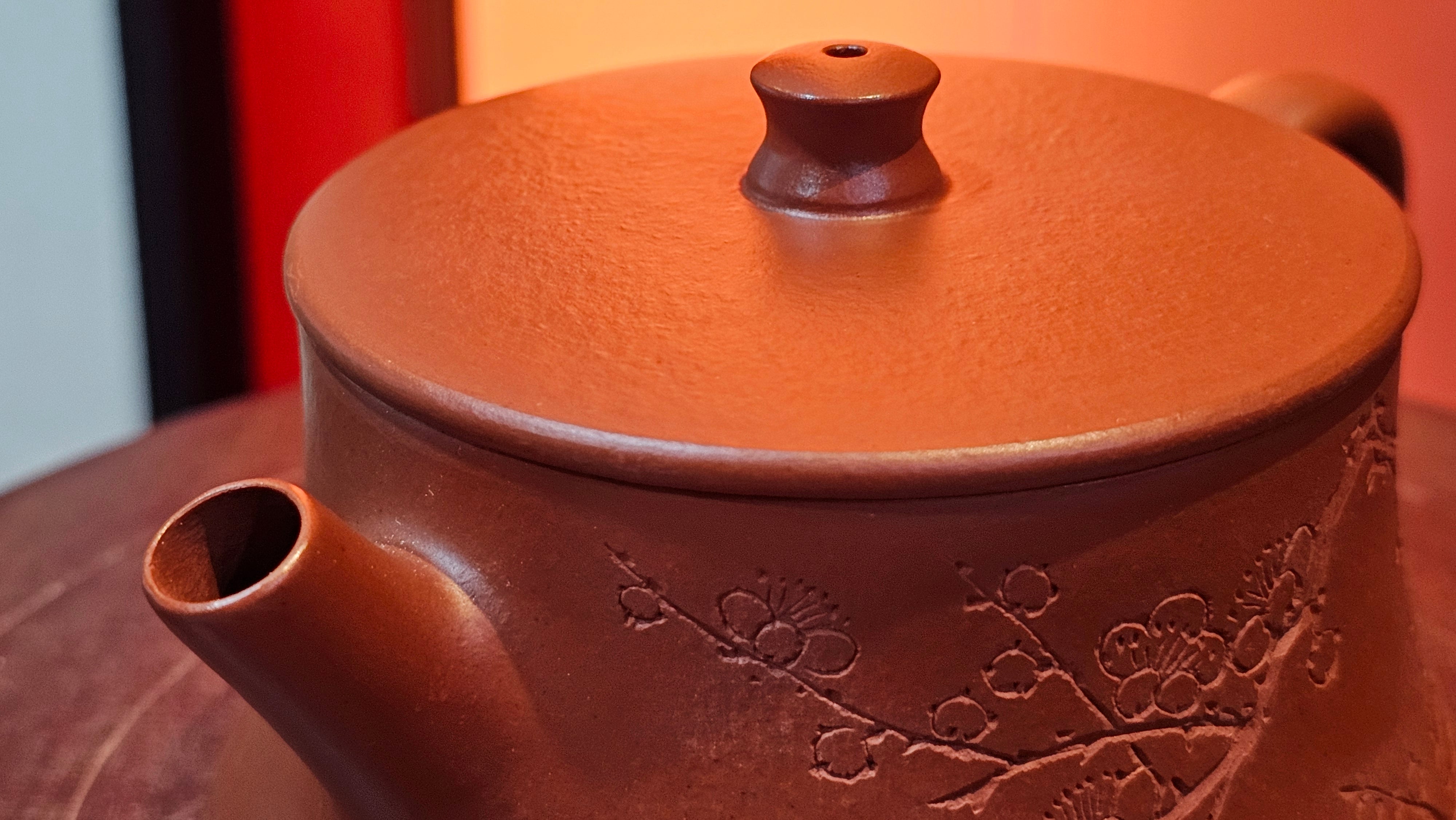 Yun Zhu 云柱 "Pillar of the Heavens", 130.1ml, Xiao Mei Yao Zhu Ni, by Craftsman Wang Hui 王慧 ~ "梅开五福" and Plum Blossoms Engraving by Craftsman Yi De Shu 一德书 ~ Congratulations to Mr L.Q.! 1839hrs 31st Oct 2025, Pender Island! Canada🇨🇦!