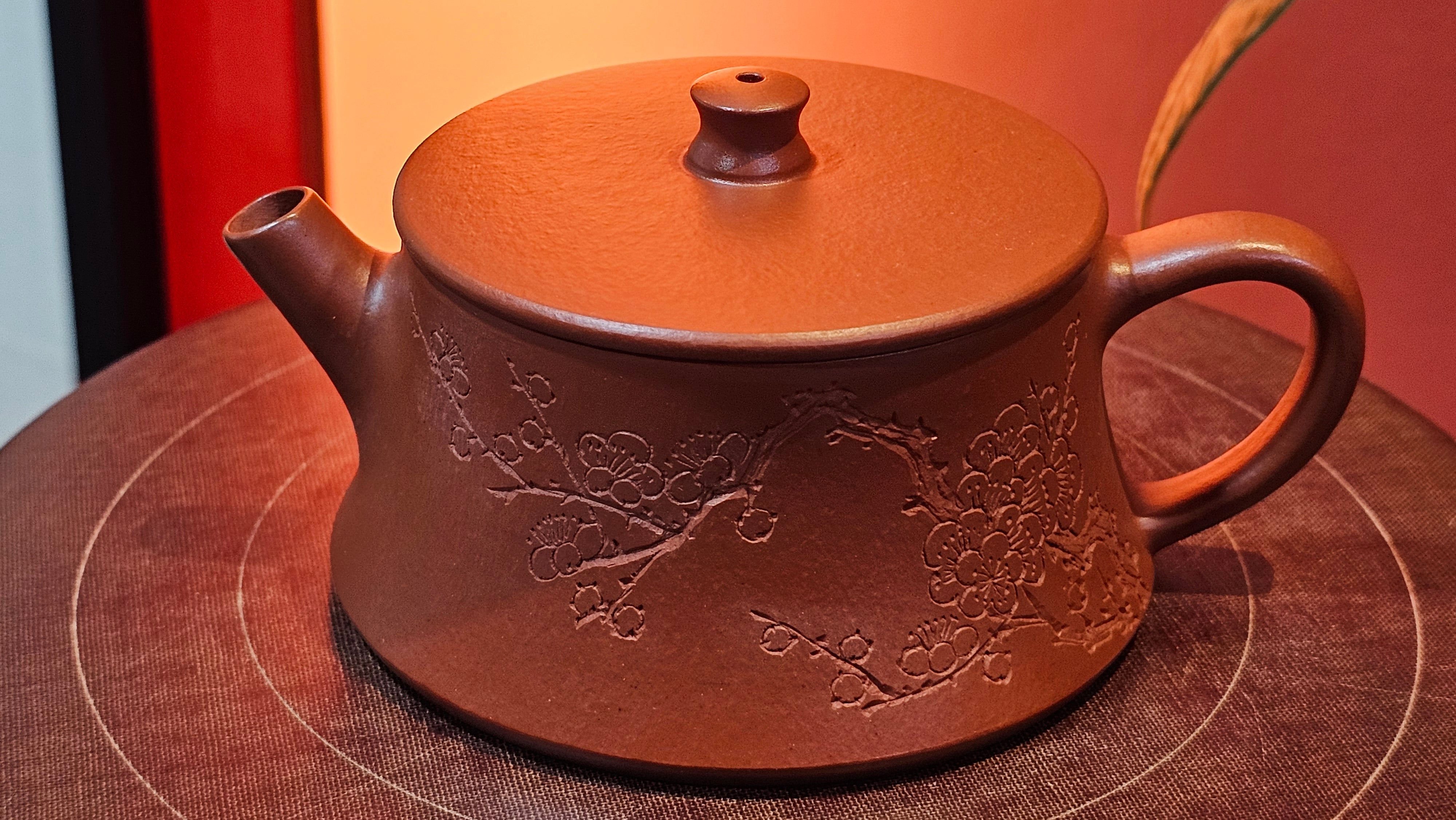 Yun Zhu 云柱 "Pillar of the Heavens", 130.1ml, Xiao Mei Yao Zhu Ni, by Craftsman Wang Hui 王慧 ~ "梅开五福" and Plum Blossoms Engraving by Craftsman Yi De Shu 一德书 ~ Congratulations to Mr L.Q.! 1839hrs 31st Oct 2025, Pender Island! Canada🇨🇦!