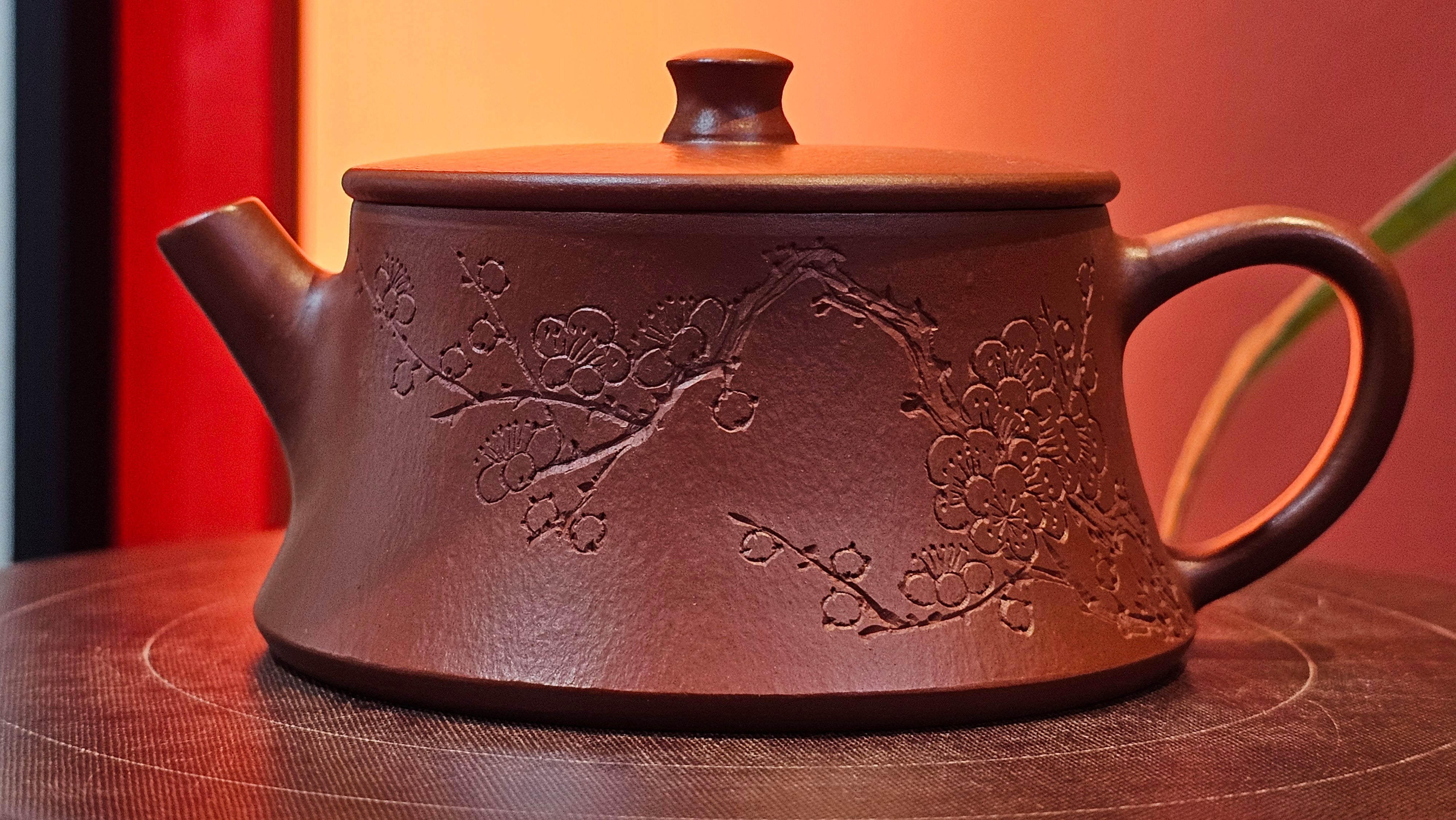 Yun Zhu 云柱 "Pillar of the Heavens", 130.1ml, Xiao Mei Yao Zhu Ni, by Craftsman Wang Hui 王慧 ~ "梅开五福" and Plum Blossoms Engraving by Craftsman Yi De Shu 一德书 ~ Congratulations to Mr L.Q.! 1839hrs 31st Oct 2025, Pender Island! Canada🇨🇦!